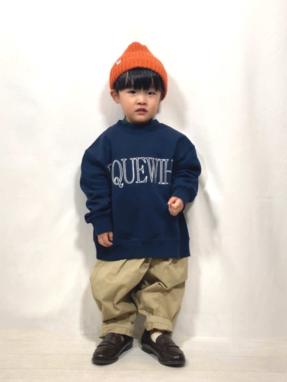 ブルー系のスウェット、グリーン系のTシャツ/カットソー、ベージュ系のその他パンツを着用したキッズの秋コーディネートの4枚目の写真