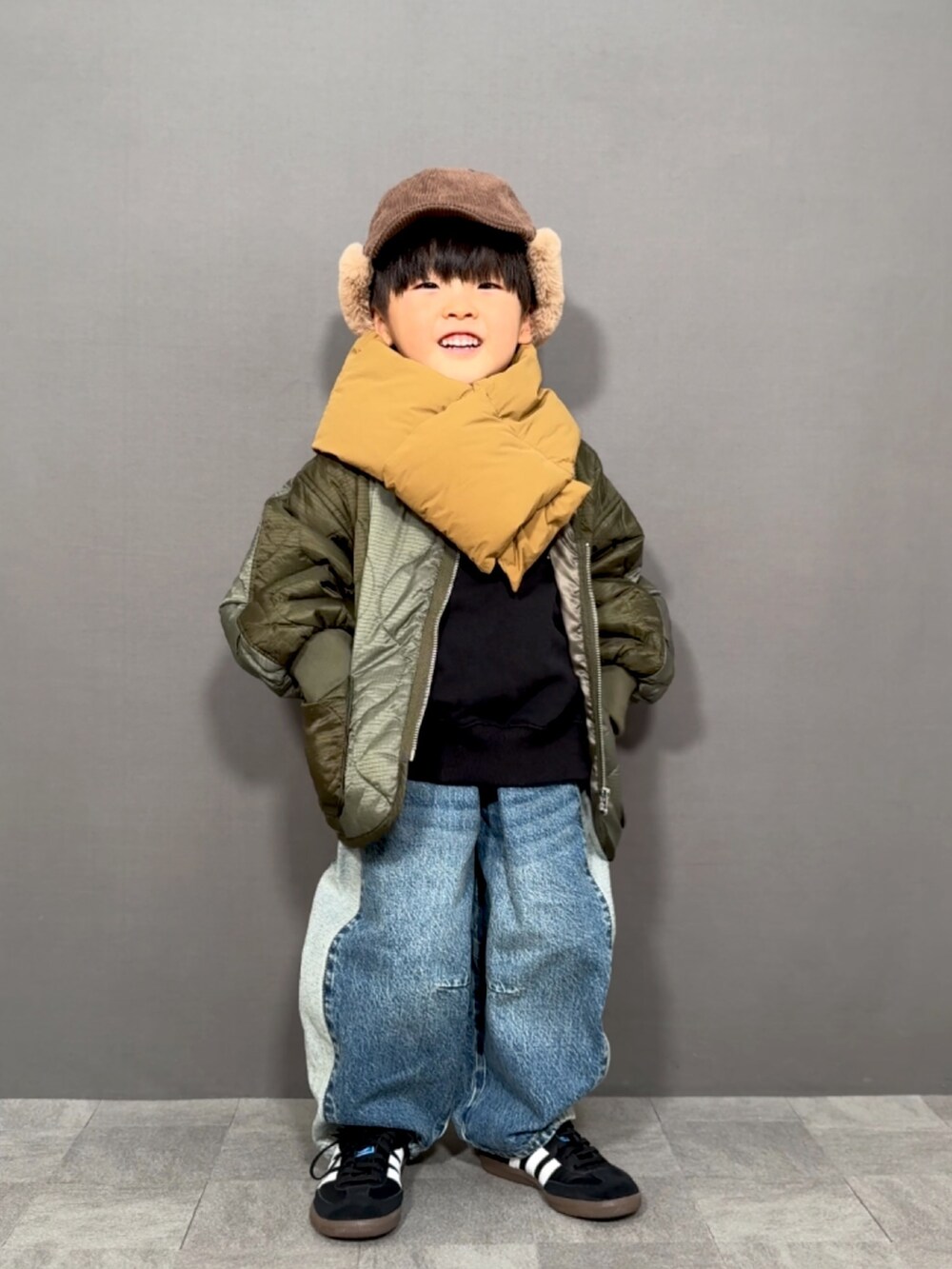 「真冬のあったかスタイル、マフラーぐるぐる、キルティング、スウェット、デニム、フライトキャップ、冬コーデ、冬アウター、スニーカー、お出かけコーデ、休日スタイル、ファー、ストリート、コクーンパンツ、デートコーデ」|「LOWRYS FARMのキルティングブルゾン 116763(ダウンジャケット/コート、グリーン系)」を使った、YU⭐︎さん(キッズ・90cm)の冬コーディネートの3枚目の写真