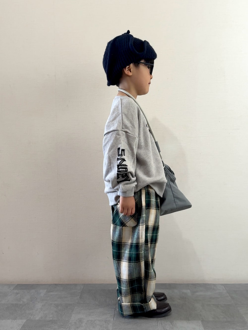 グリーン系のその他パンツ、グレー系のショルダーバッグ、ブラウン系のローファーを着用したキッズの秋コーディネートの2枚目の写真