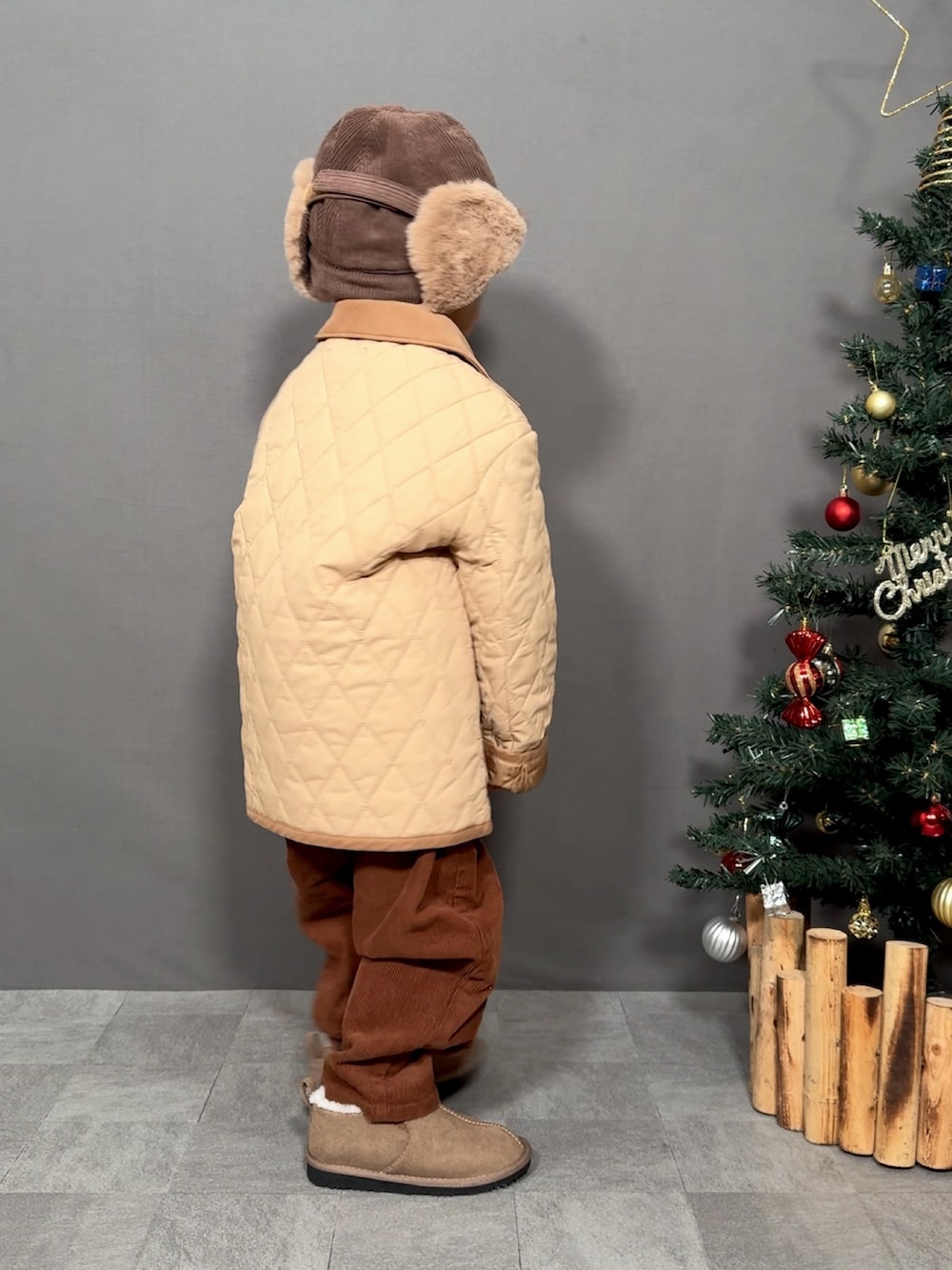 「クリスマスに着たい服、マイベストコーデ2024、冬コーデ、キルティング、冬アウター、コーデュロイ、ブラウン、ムートンブーツ、休日スタイル、お出かけコーデ、ニット、タートルネック、レイヤードスタイル、きれいめカジュアル、フライトキャップ」｜「UNIQLOのアイテム（ジャケット/アウター、ベージュ系）」を使った、YU⭐︎さん（キッズ・90cm）の冬コーディネートの4枚目の写真
