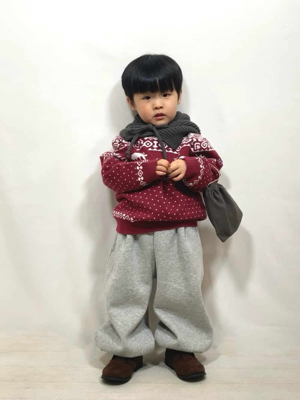 「クリスマスに着たい服、新星WEARISTAにエントリー、赤、スウェット、ブーツ、ニット、プチプラ、お出かけコーデ、休日スタイル、カジュアルコーデ、バラクラバ、冬コーデ」｜「sheinのアイテム（ニット/セーター、レッド系）」を使った、YU⭐︎さん（キッズ・90cm）の冬コーディネートの4枚目の写真
