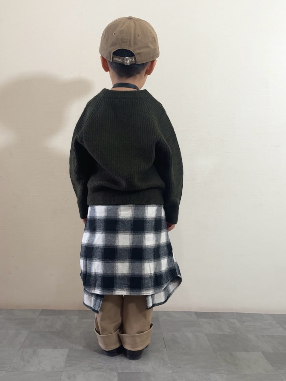 ブラウン系のローファー、グリーン系のニット/セーター、ブラック系のシャツ/ブラウスを着用したキッズの秋コーディネートの4枚目の写真