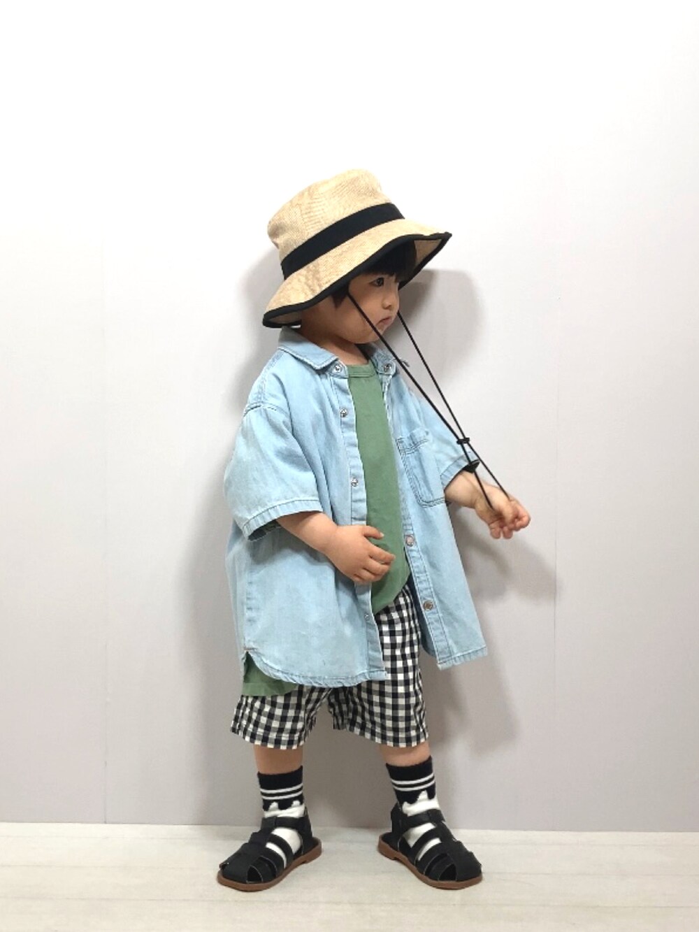 ブルー系のシャツ/ブラウス、グリーン系のTシャツ/カットソー、ブラック系のその他パンツを着用したキッズの春コーディネートの5枚目の写真