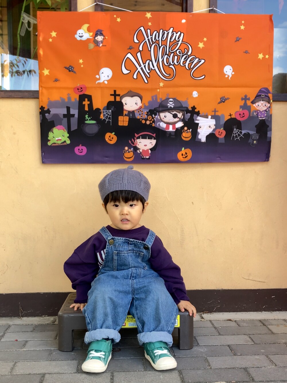 「WEARハロウィン2022、サロペット、オーバーオール、デニム、ロゴスウェット、ニット帽、プチプラ、韓国子供服、スニーカー、カジュアルコーデ、休日スタイル、ビッグシルエット」｜「Ocean&GroundのカレッジロゴBIGスウェット（80～140cm）（スウェット、パープル系）」を使った、YU⭐︎さん（キッズ・80cm）の秋コーディネートの3枚目の写真