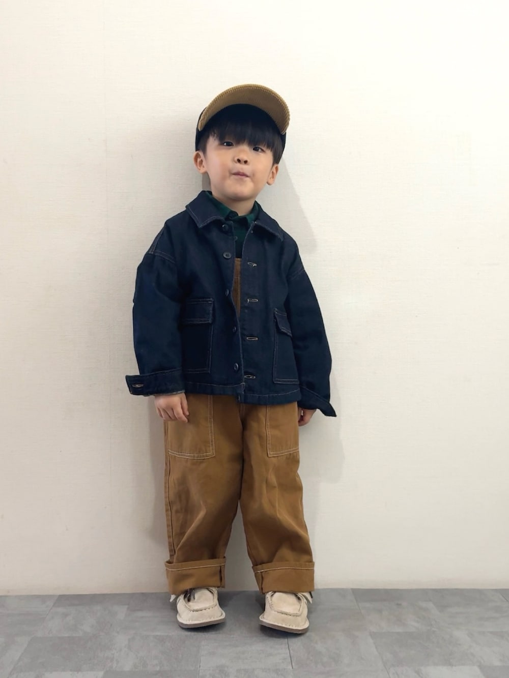 ベージュ系のモカシン/デッキシューズ、グリーン系のシャツ/ブラウス、ブルー系のデニムジャケットを着用したキッズの秋コーディネートの2枚目の写真