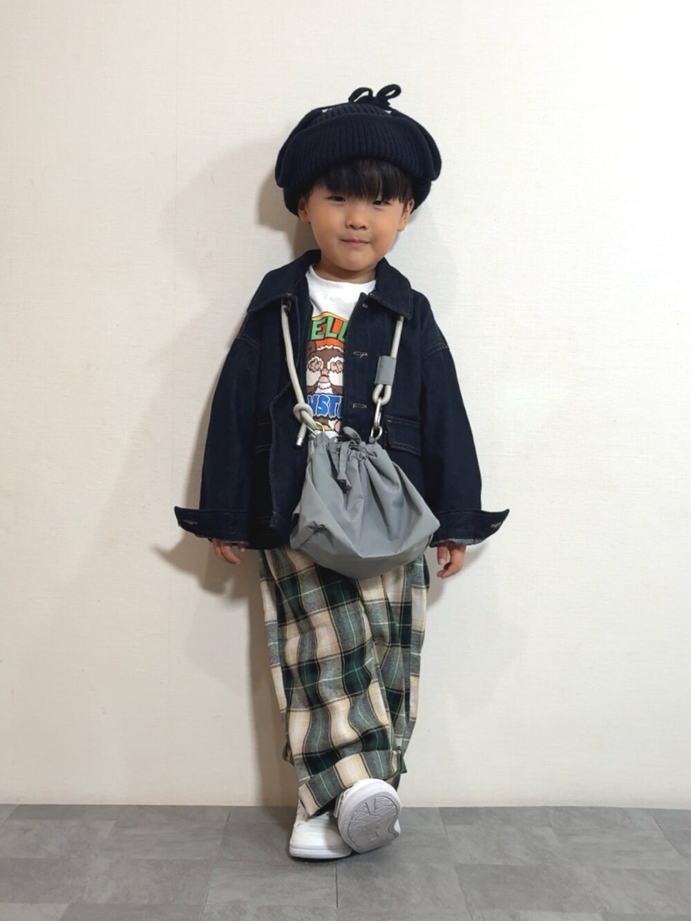 グレー系のショルダーバッグ、ホワイト系のTシャツ/カットソー、グリーン系のその他パンツを着用したキッズの秋コーディネートの2枚目の写真