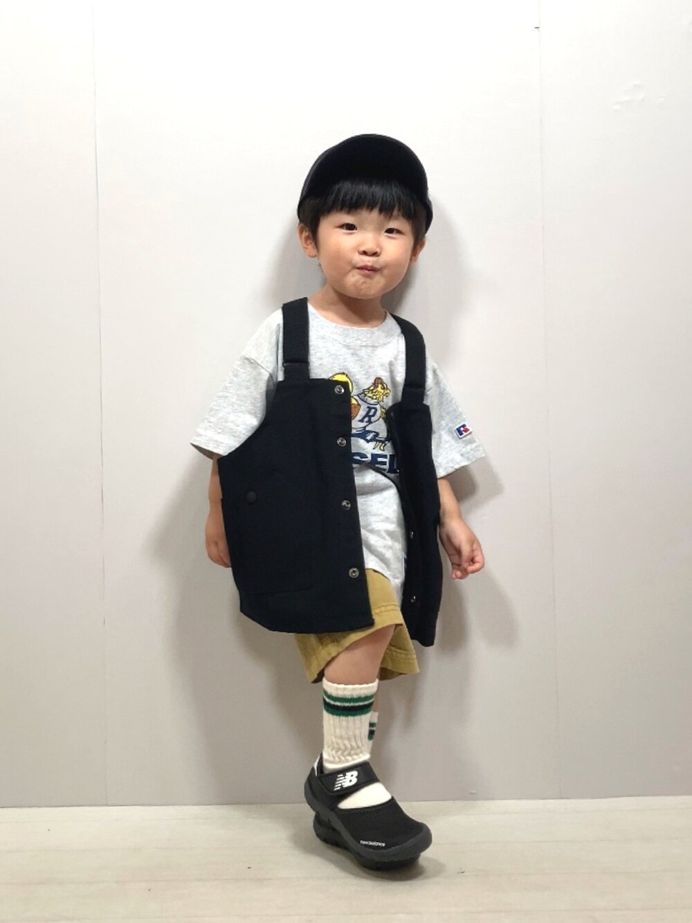 ブラック系のベスト、グレー系のTシャツ/カットソー、イエロー系のその他パンツを着用したキッズの夏コーディネートの4枚目の写真