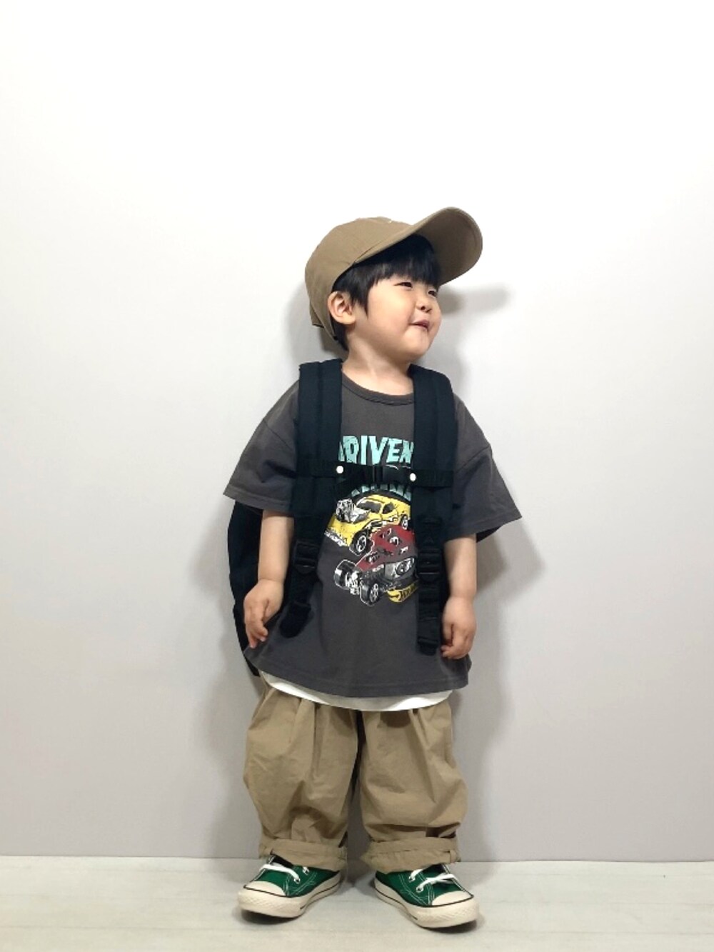 グレー系のTシャツ/カットソー、ホワイト系のTシャツ/カットソー、ベージュ系のその他パンツを着用したキッズの春コーディネートの4枚目の写真