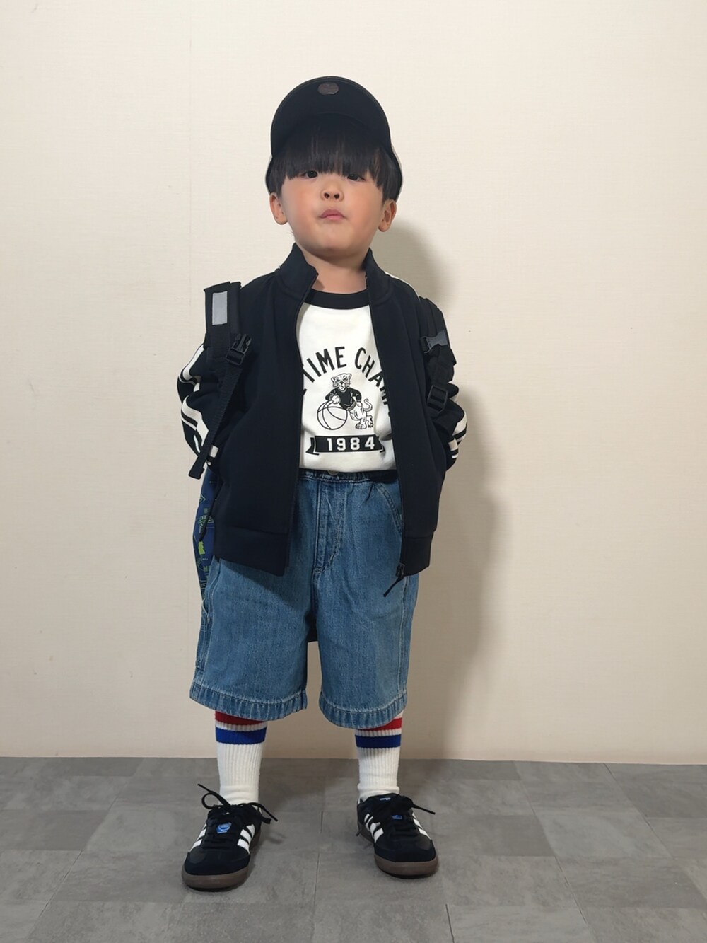 「春めき満開コーデ、ジャケット、スポーツミックス、春コーデ、トラックジャケット、デニム、ハーフパンツ、スニーカー、キャップ、カジュアルコーデ、春色、プチプラ、春アウター、休日スタイル、アウトドアスタイル」｜「UNIQLOのアイテム（ジャケット/アウター、ブラック系）」を使った、YU⭐︎さん（キッズ・100cm）の春コーディネートの3枚目の写真