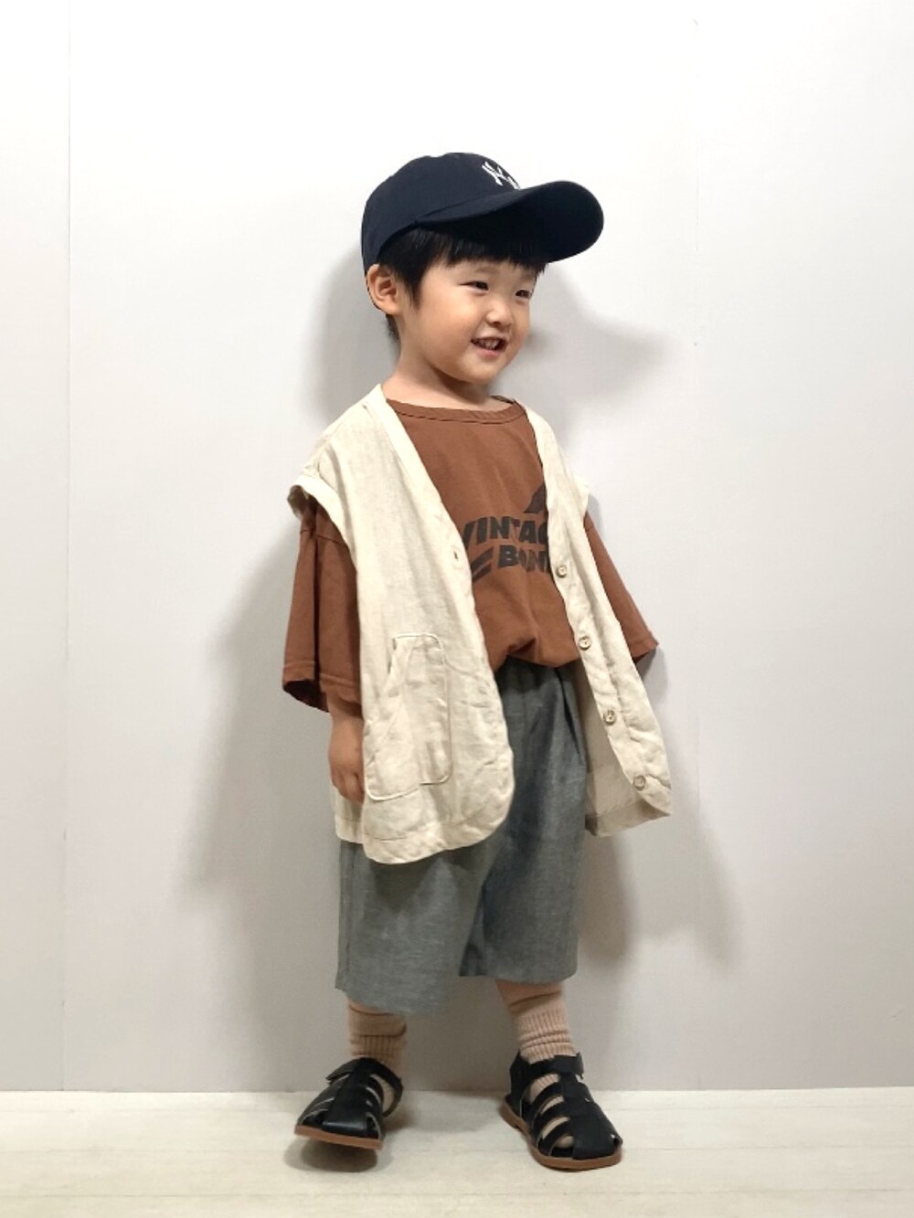 「韓国子供服、夏コーデ、プチプラ、ハーフパンツ、ビッグシルエット、レイヤードスタイル、ベスト、キャップ、お出かけコーデ、休日スタイル、カラーパンツ、カジュアル、ロゴT、サンダル、ブラウン」｜「韓国子供服のアイテム（Tシャツ/カットソー、ブラウン系）」を使った、YU⭐︎さん（キッズ・90cm）の夏コーディネートの4枚目の写真