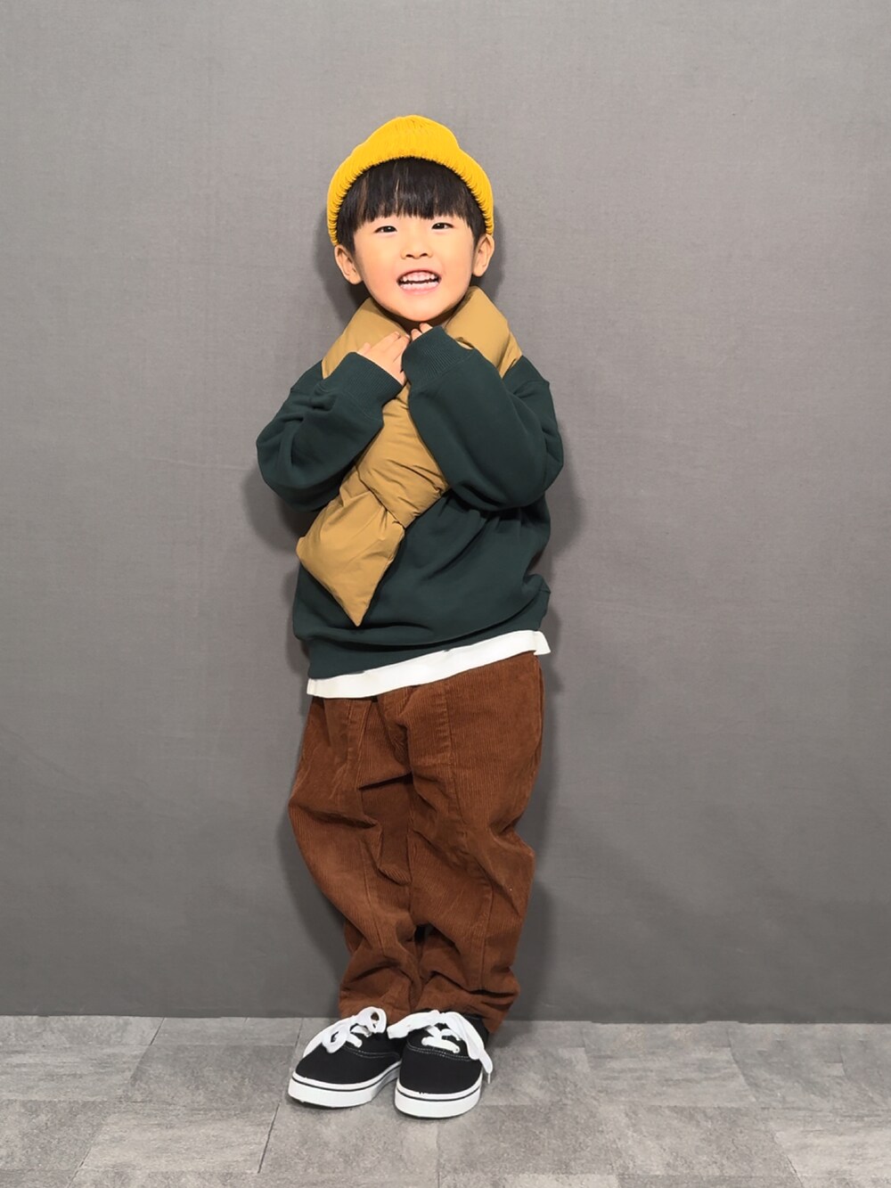 グリーン系のスウェット、グリーン系のTシャツ/カットソー、ブラウン系のパンツを着用したキッズの秋コーディネートの4枚目の写真
