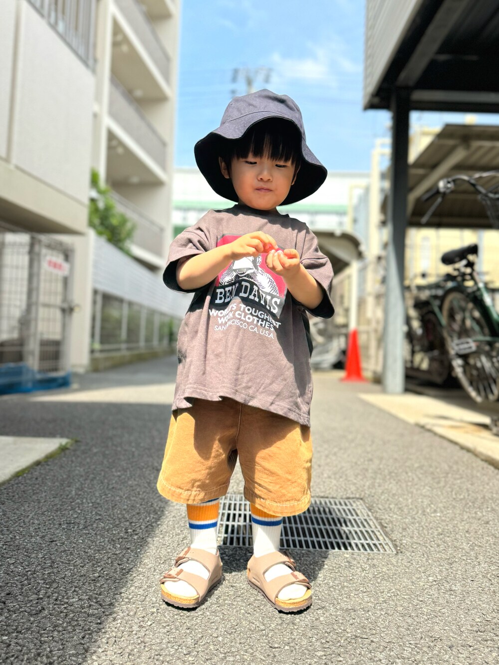 グレー系のTシャツ/カットソー、ブラウン系のその他パンツ、ブラウン系のサンダルを着用したキッズの夏コーディネートの4枚目の写真