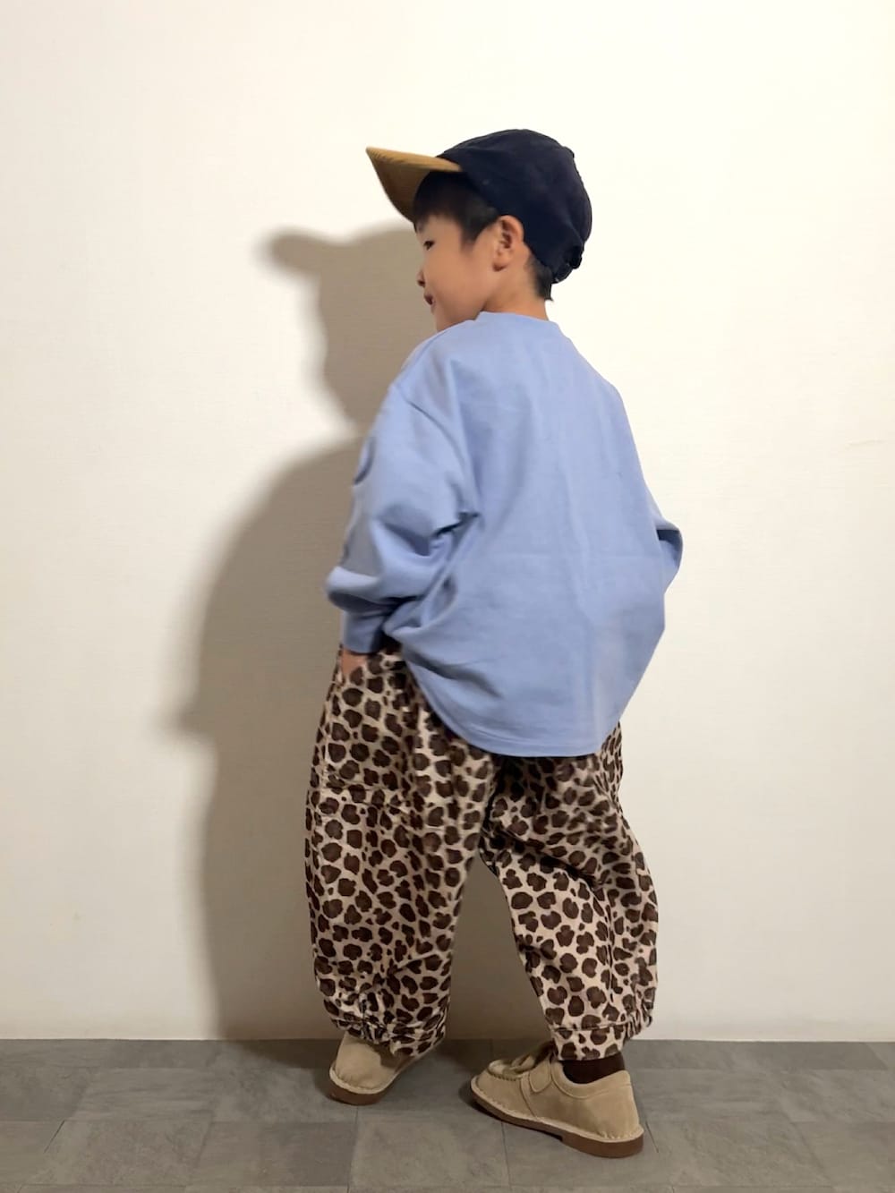 パープル系のTシャツ/カットソー、ベージュ系のモカシン/デッキシューズ、ベージュ系のその他パンツを着用したキッズの夏コーディネートの3枚目の写真