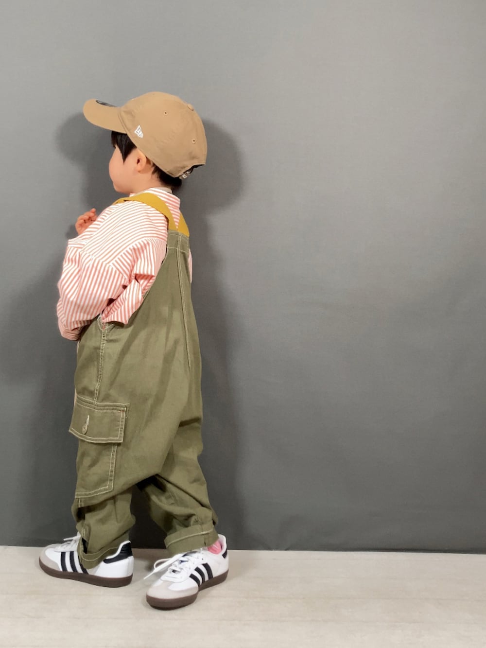 「春服みてみて、パステルカラー、スニーカー、ショルダーバッグ、キャップ、サロペット、レイヤードスタイル、カジュアルコーデ、お出かけコーデ、休日スタイル、スポーツミックス、春コーデ、シンプルコーデ、春のおしゃ見えテクニック、春色」｜「CIAOPANIC TYPYの【KIDS】バンドカラーストライプシャツ（シャツ/ブラウス、オレンジ系）」を使った、YU⭐︎さん（キッズ・90cm）の春コーディネートの5枚目の写真