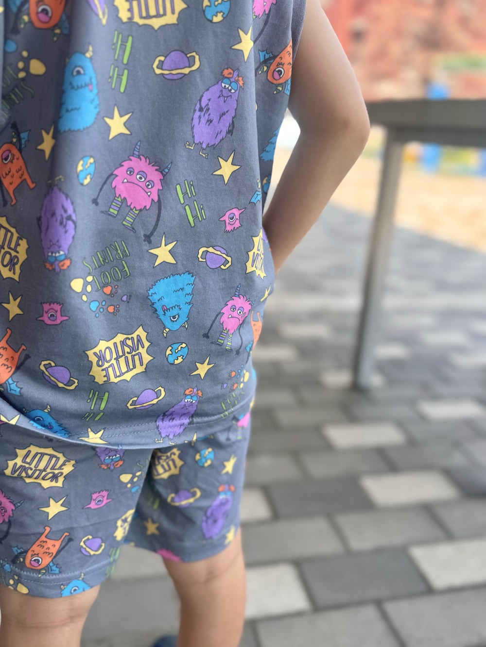 ブルー系のサンダル、グレー系のタンクトップ、グレー系のその他パンツを着用したキッズの夏コーディネートの4枚目の写真