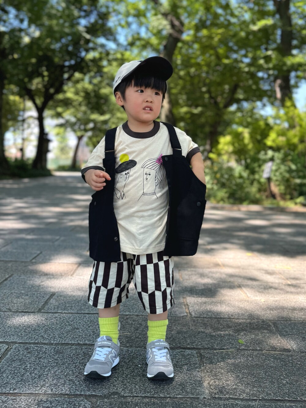 ブラック系のベスト、ホワイト系のTシャツ/カットソー、グレー系のその他パンツを着用したキッズの夏コーディネートの3枚目の写真