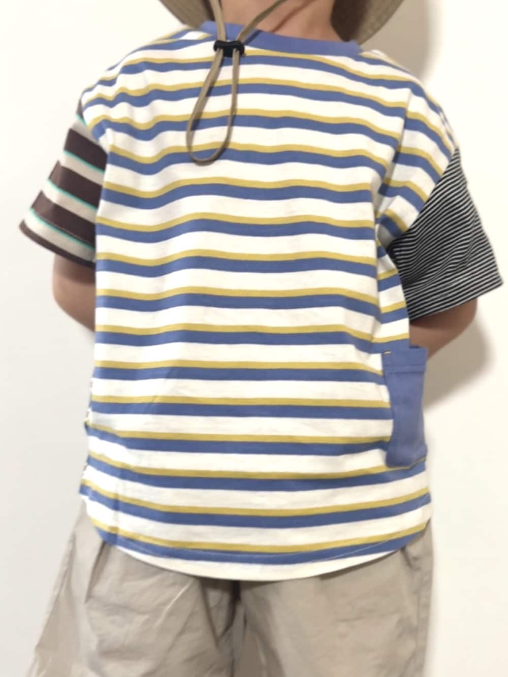 その他のTシャツ/カットソー、グレー系のその他パンツ、ホワイト系のスニーカーを着用したキッズの春コーディネートの3枚目の写真
