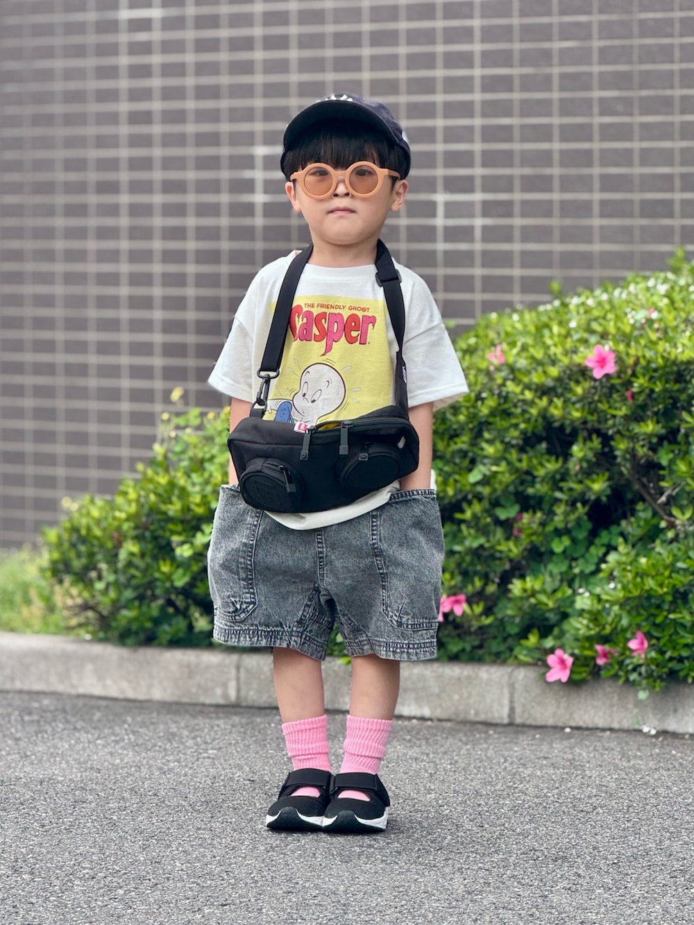 「やっぱり帽子が好き、白Tシャツ、Tシャツ、デニム、ハーフパンツ、ショルダーバッグ、プチプラ、お出かけコーデ、休日スタイル、キャップ、サンダル、サングラス、ストリート、モノトーン、カーゴパンツ」｜「MARKEY'Sの【Casper/キャスパー】別注プリントTシャツ（Tシャツ/カットソー、ホワイト系）」を使った、YU⭐︎さん（キッズ・100cm）の春コーディネートの2枚目の写真