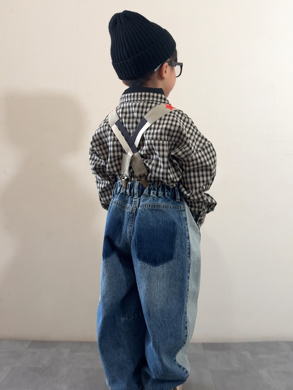 ブラック系のシャツ/ブラウス、ベージュ系のモカシン/デッキシューズ、ブルー系のデニムパンツを着用したキッズの秋コーディネートの4枚目の写真