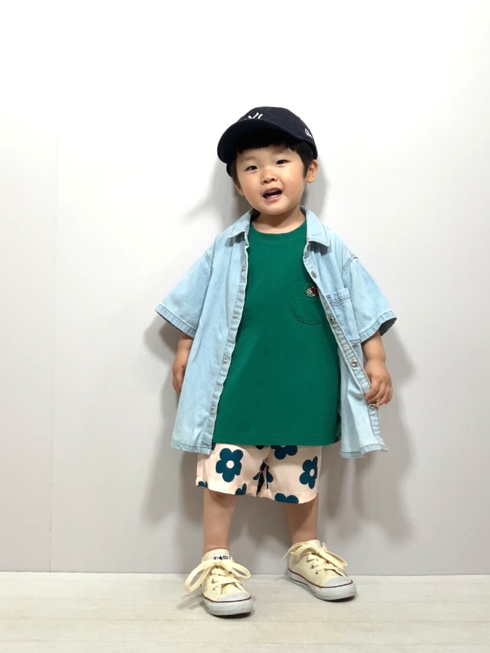 「ビッグシルエット、シンプルコーデ、初夏コーデ、白スニーカー、ハーフパンツ、プチプラ、レイヤードスタイル、シャツスタイル、古着MIX、ストリート、夏コーデ、カジュアル、カラーパンツ、お出かけコーデ」｜「ZARA KIDSのアイテム（シャツ/ブラウス、ブルー系）」を使った、YU⭐︎さん（キッズ・90cm）の夏コーディネートの2枚目の写真
