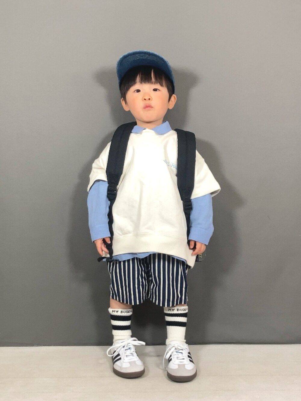 ホワイト系のTシャツ/カットソー、ブルー系のシャツ/ブラウス、ブルー系のその他パンツを着用したキッズの春コーディネートの3枚目の写真