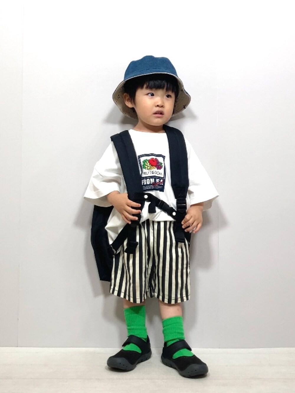 ホワイト系のTシャツ/カットソー、ブラック系のその他パンツ、ブラック系のバックパック/リュックを着用したキッズの夏コーディネートの3枚目の写真