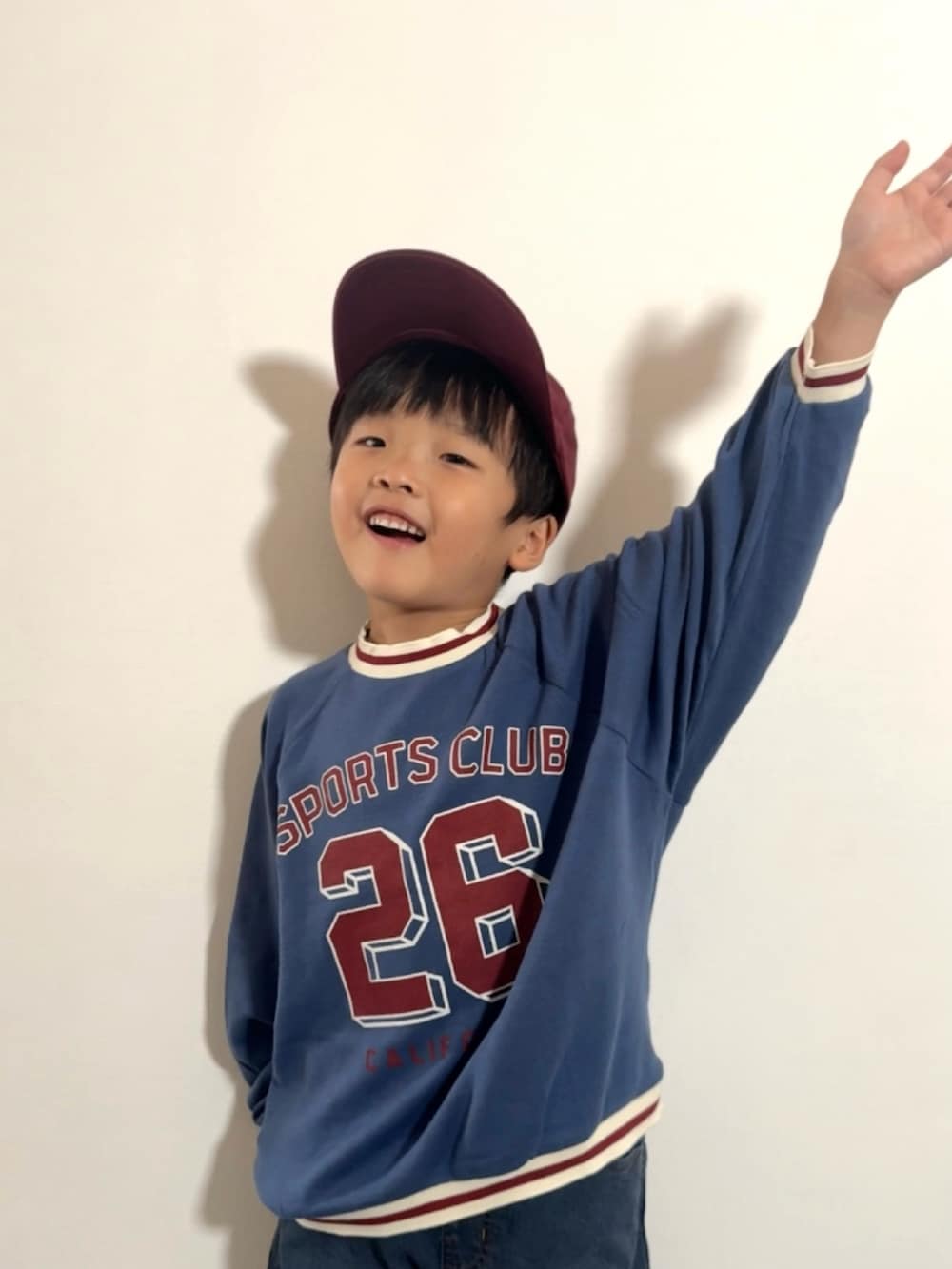 ブラック系のスニーカー、ブルー系のTシャツ/カットソー、ブルー系のその他パンツを着用したキッズの秋コーディネートの3枚目の写真