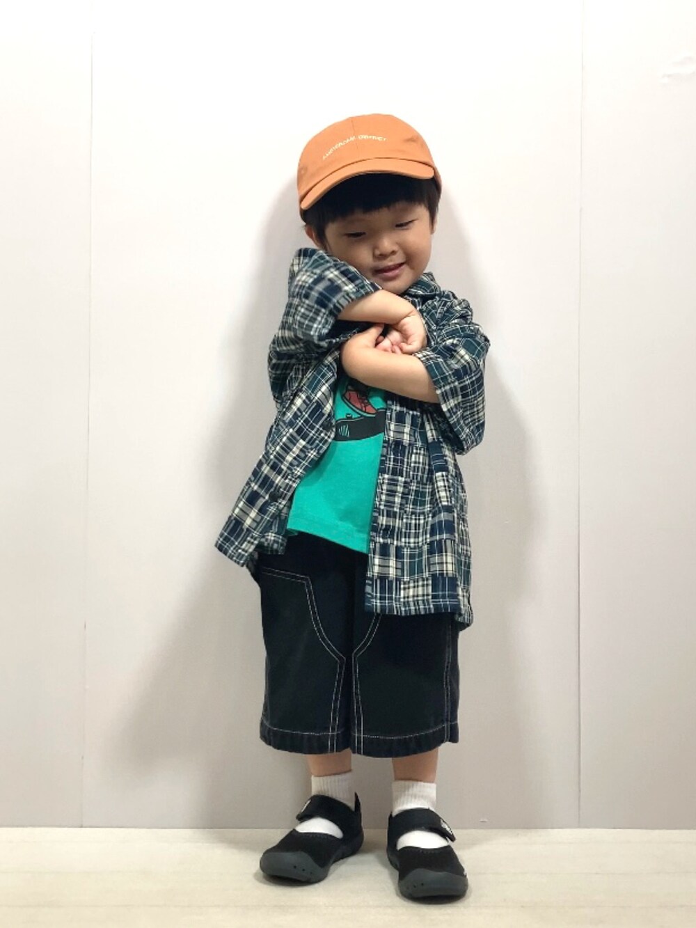 「ストリート、ロゴT、ハーフパンツ、ショートパンツ、キャップ、柄シャツ、お出かけコーデ、カジュアル、フェススタイル、プチプラ、夏セールで買いました、夏コーデ、サンダル、シャツスタイル、レイヤードスタイル」｜「Birthdayのアイテム（シャツ/ブラウス、ブルー系）」を使った、YU⭐︎さん（キッズ・90cm）の夏コーディネートの5枚目の写真