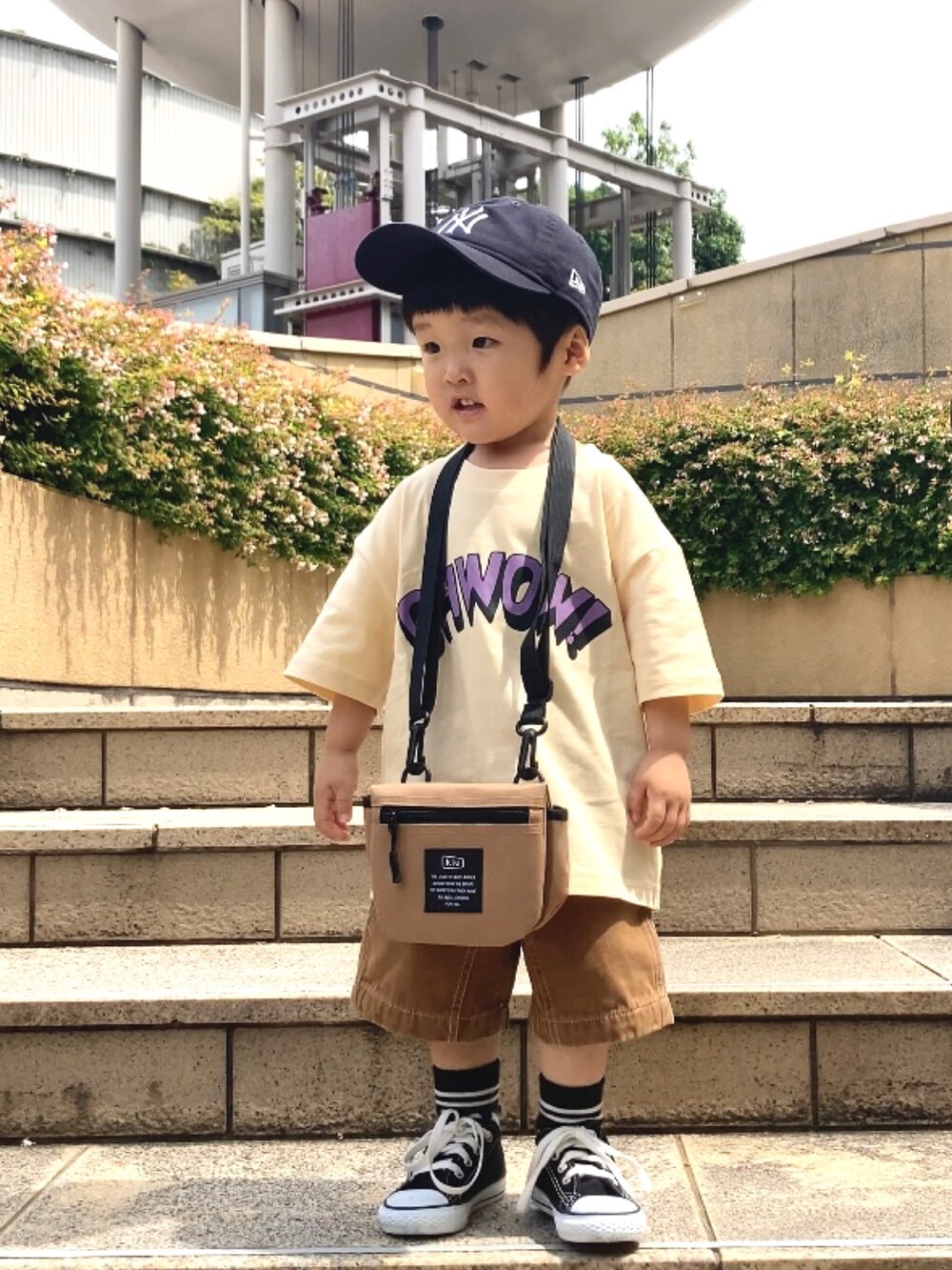 ベージュ系のTシャツ/カットソー、ブラウン系のその他パンツ、ブラック系のスニーカーを着用したキッズの夏コーディネートの5枚目の写真