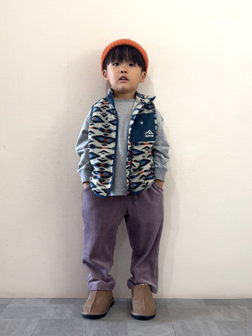 その他のベスト、グレー系のTシャツ/カットソー、グレー系のその他パンツを着用したキッズの秋コーディネートの2枚目の写真