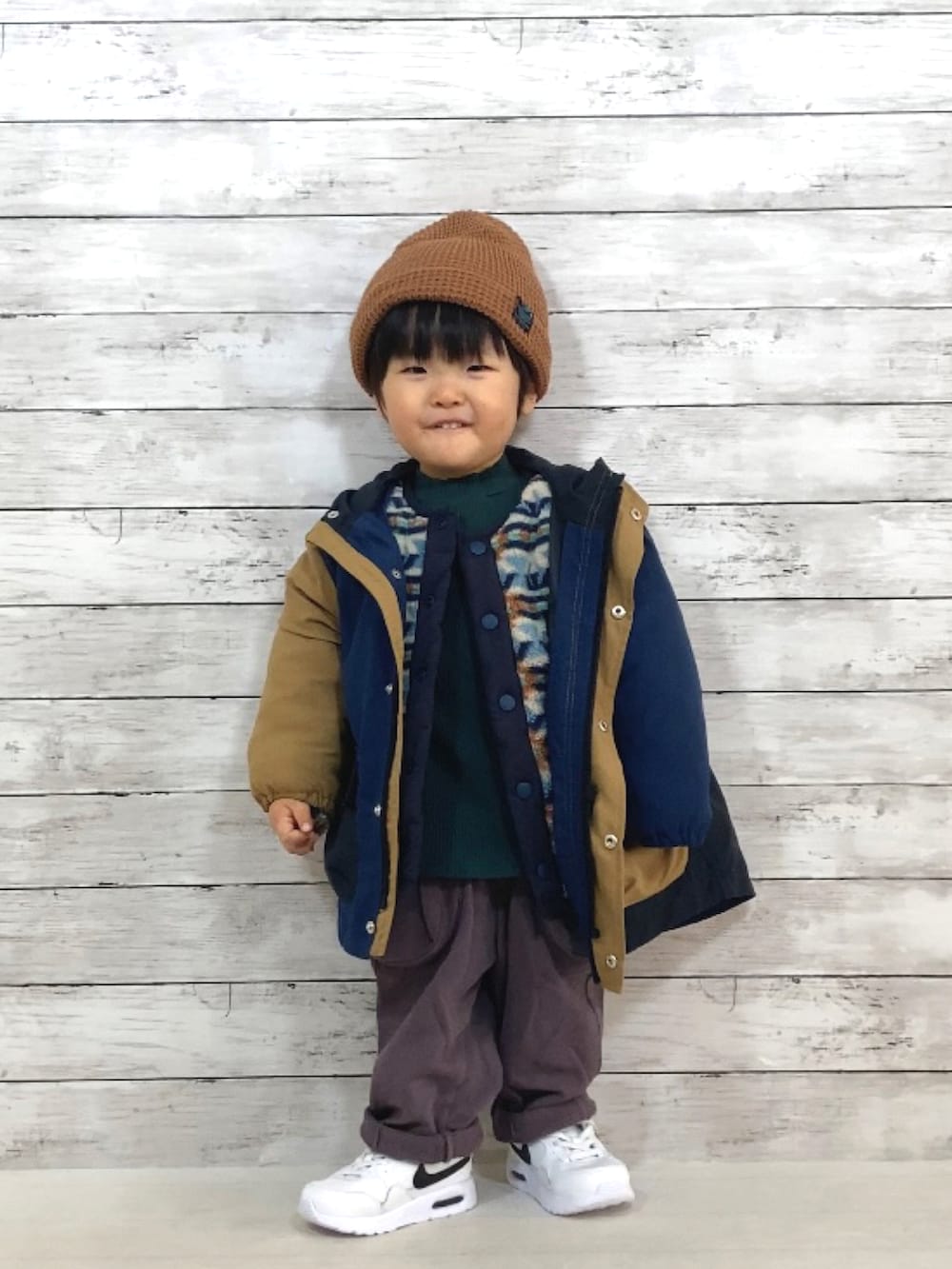 その他のダウンジャケット/コート、グリーン系のTシャツ/カットソー、ブラウン系のスウェットパンツを着用したキッズの冬コーディネートの2枚目の写真