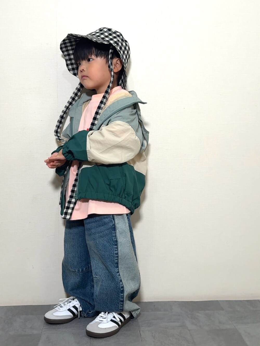 「春めき満開コーデ、春色、ワイドパンツ、スニーカー、バケットハット、チェック、春アウター、デートコーデ、休日スタイル、お出かけコーデ、デニム、ジャケット、淡色コーデ、スポーツミックス」｜「p.premierのフードがしまえるマルチカラーウィンドブレーカー（ナイロンジャケット、グリーン系）」を使った、YU⭐︎さん（キッズ・100cm）の春コーディネートの4枚目の写真