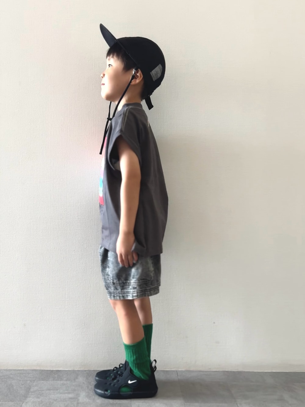 グレー系のTシャツ/カットソー、ブラック系のサンダル、ブラック系のデニムパンツを着用したキッズの夏コーディネートの3枚目の写真