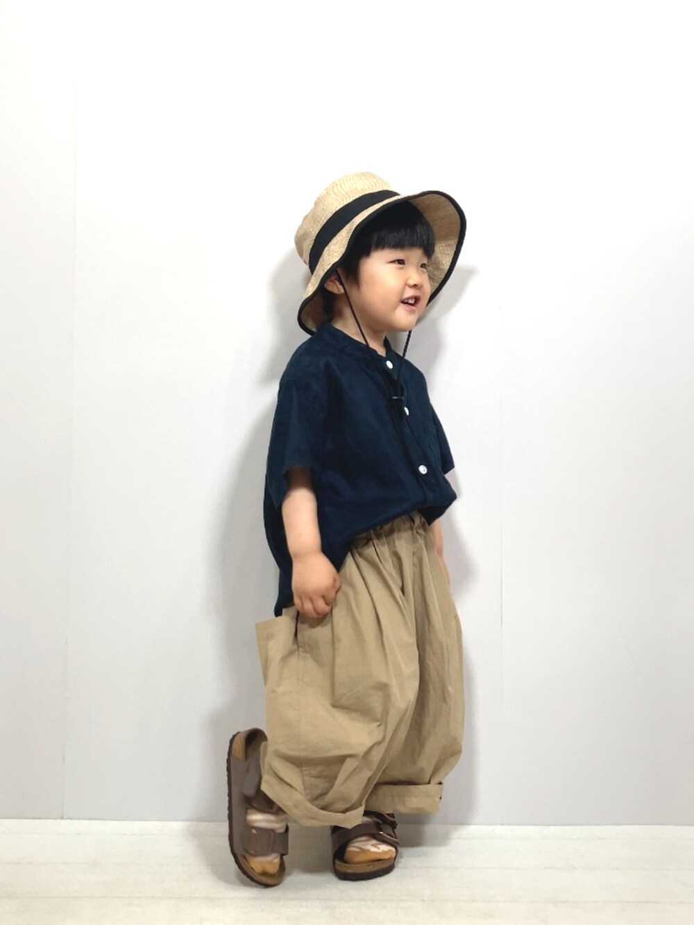 「シャツスタイル、ビッグシルエット、バケットハット、プチプラ、初夏コーデ、カラーパンツ、休日スタイル、シンプルコーデ、春夏コーデ、サンダル、夏コーデ、リネン」｜「無印良品のアイテム（シャツ/ブラウス、ブルー系）」を使った、YU⭐︎さん（キッズ・90cm）の春コーディネートの4枚目の写真
