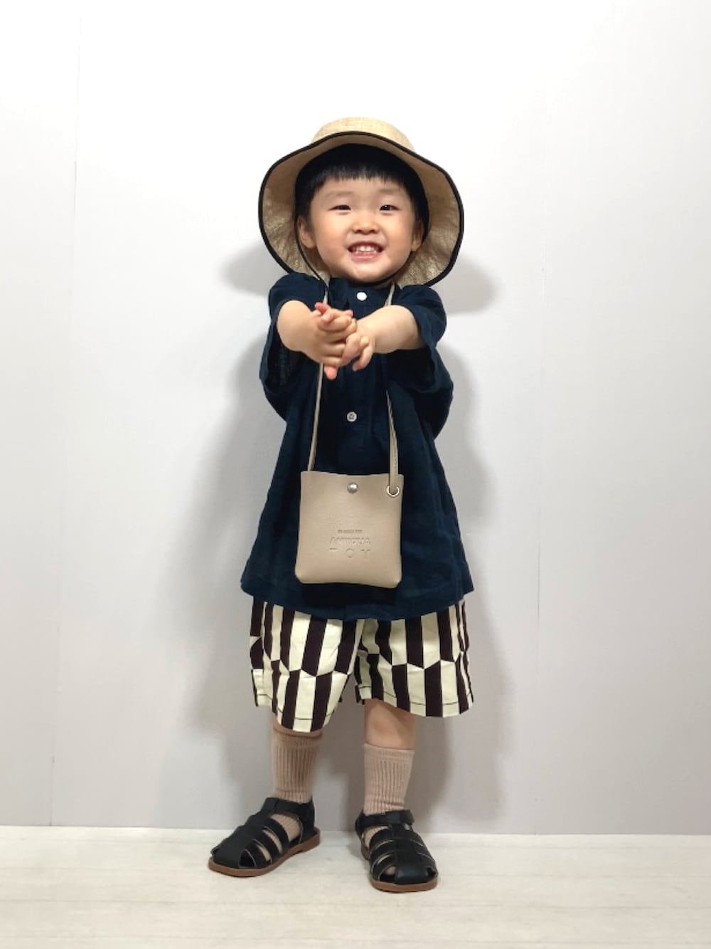 ブルー系のシャツ/ブラウス、グレー系のその他パンツ、ベージュ系のショルダーバッグを着用したキッズの夏コーディネートの4枚目の写真