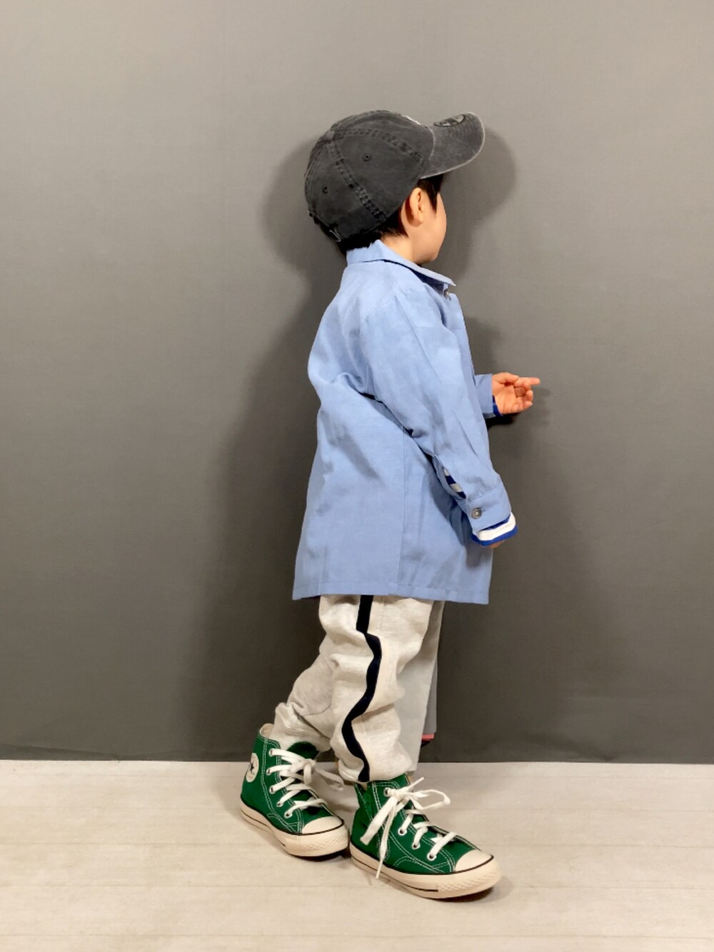 「春コーデ、キャップ、スニーカー、スポーツミックス、スウェットパンツ、ボーダー、トートバッグ、春色、春服みてみて、カジュアルコーデ、休日スタイル、お出かけコーデ、デートコーデ、淡色コーデ、パステルカラー」｜「PAIRMANON STREETの【PAIRMANON STREET】アノラック シャツ 長袖 胸ポケット（シャツ/ブラウス、ブルー系）」を使った、YU⭐︎さん（キッズ・90cm）の冬コーディネートの5枚目の写真
