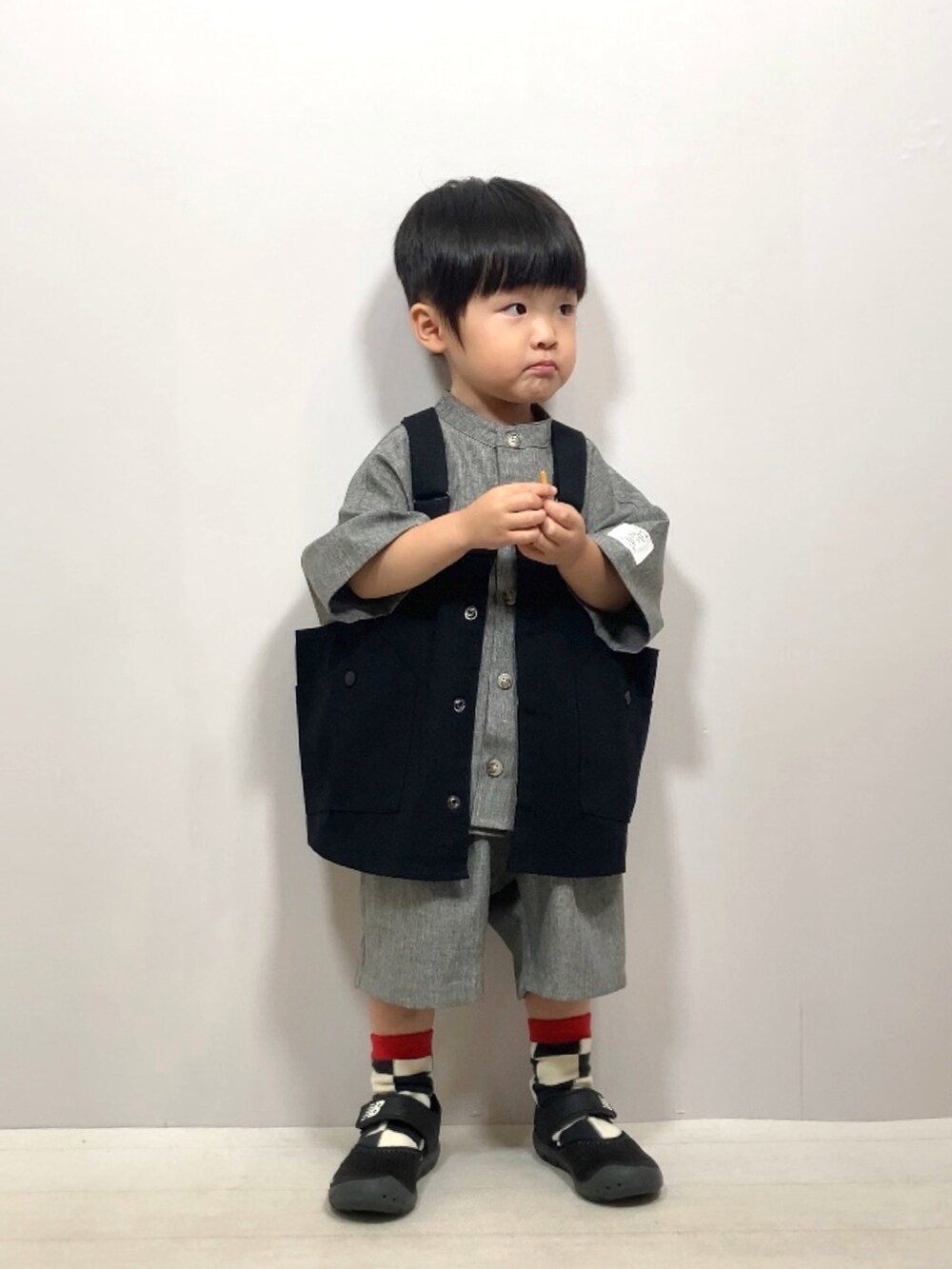 ブラック系のベスト、グレー系のシャツ/ブラウス、グレー系のパンツを着用したキッズの夏コーディネートの5枚目の写真