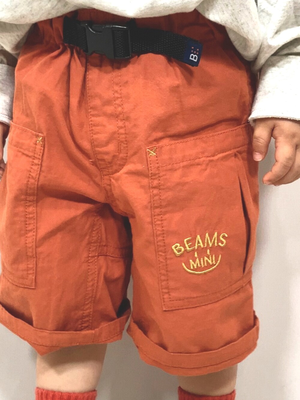 グレー系のTシャツ/カットソー、オレンジ系のその他パンツ、ホワイト系のスニーカーを着用したキッズの春コーディネートの4枚目の写真