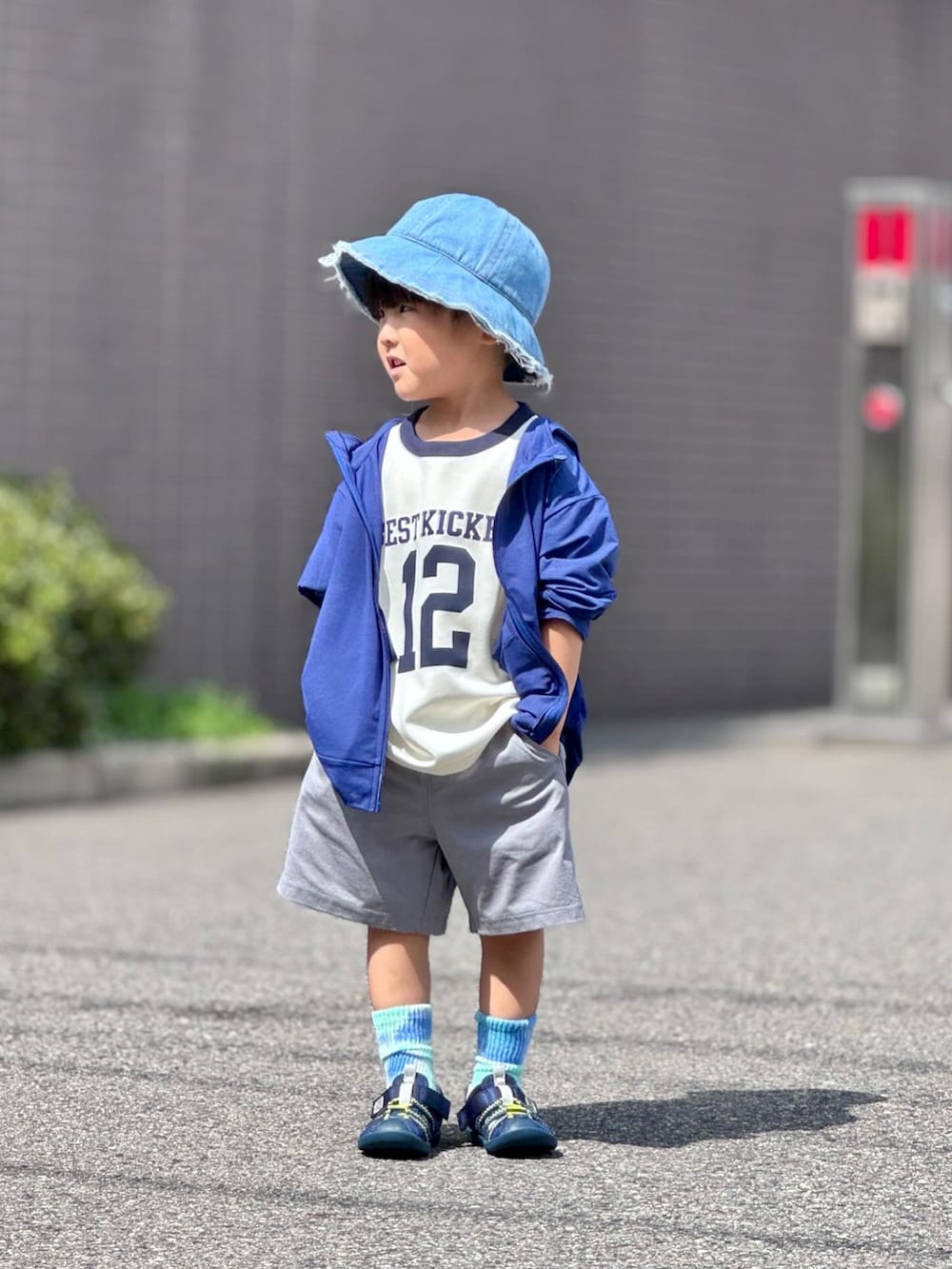 ブルー系のパーカー、ベージュ系のTシャツ/カットソー、グレー系のパンツを着用したキッズの夏コーディネートの2枚目の写真