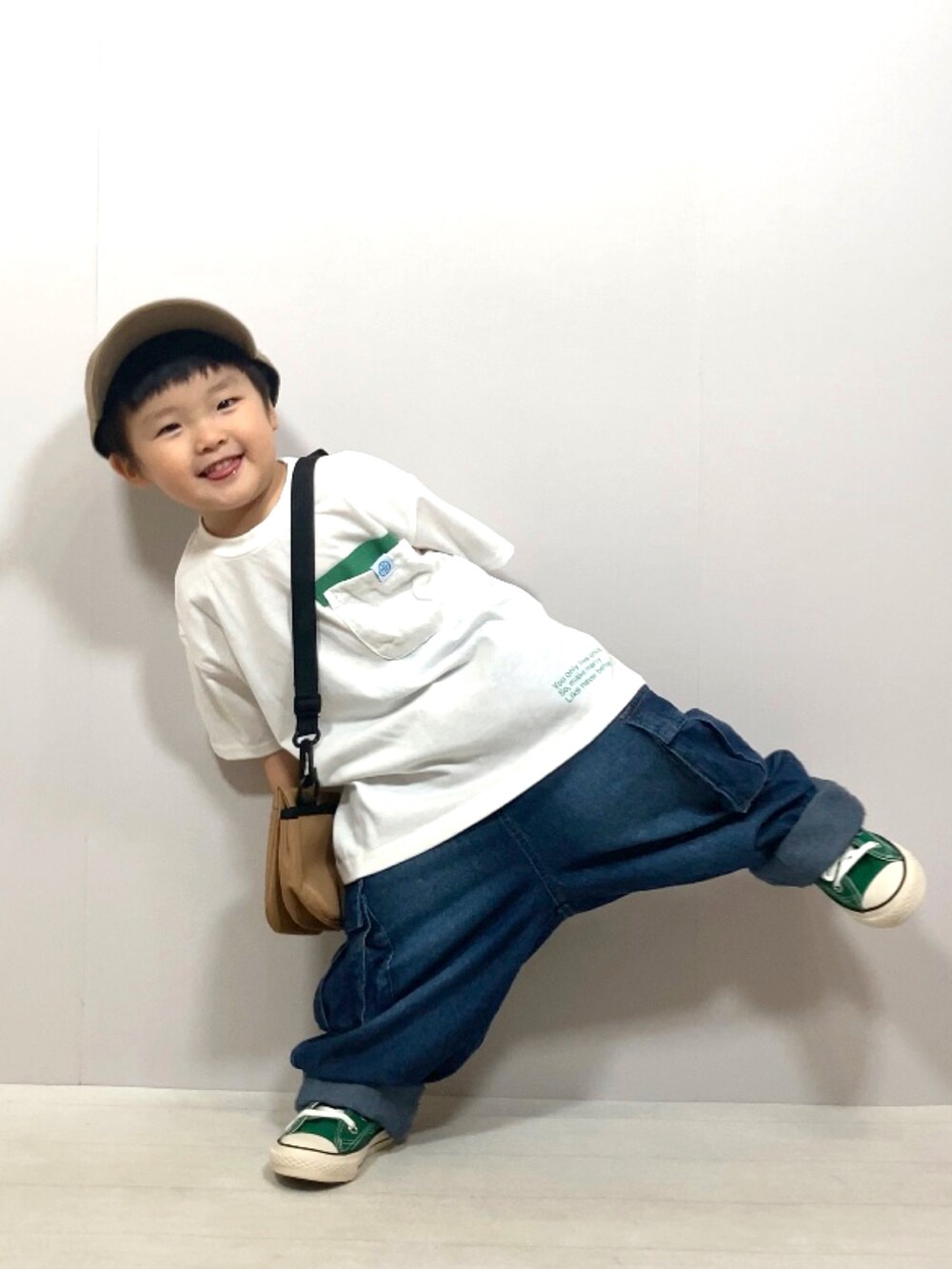 「このスタイルがお気に入り、おでかけコーデ、夏だ！Tシャツ着よう！、スニーカー、ショルダーバッグ、ポシェット、キャップ、シンプルコーデ、デニム、カーゴパンツ、ビッグシルエット、夏コーデ、休日スタイル、フェススタイル」｜「BREEZEのデザインポケットTシャツ（Tシャツ/カットソー、ホワイト系）」を使った、YU⭐︎さん（キッズ・90cm）の夏コーディネートの5枚目の写真
