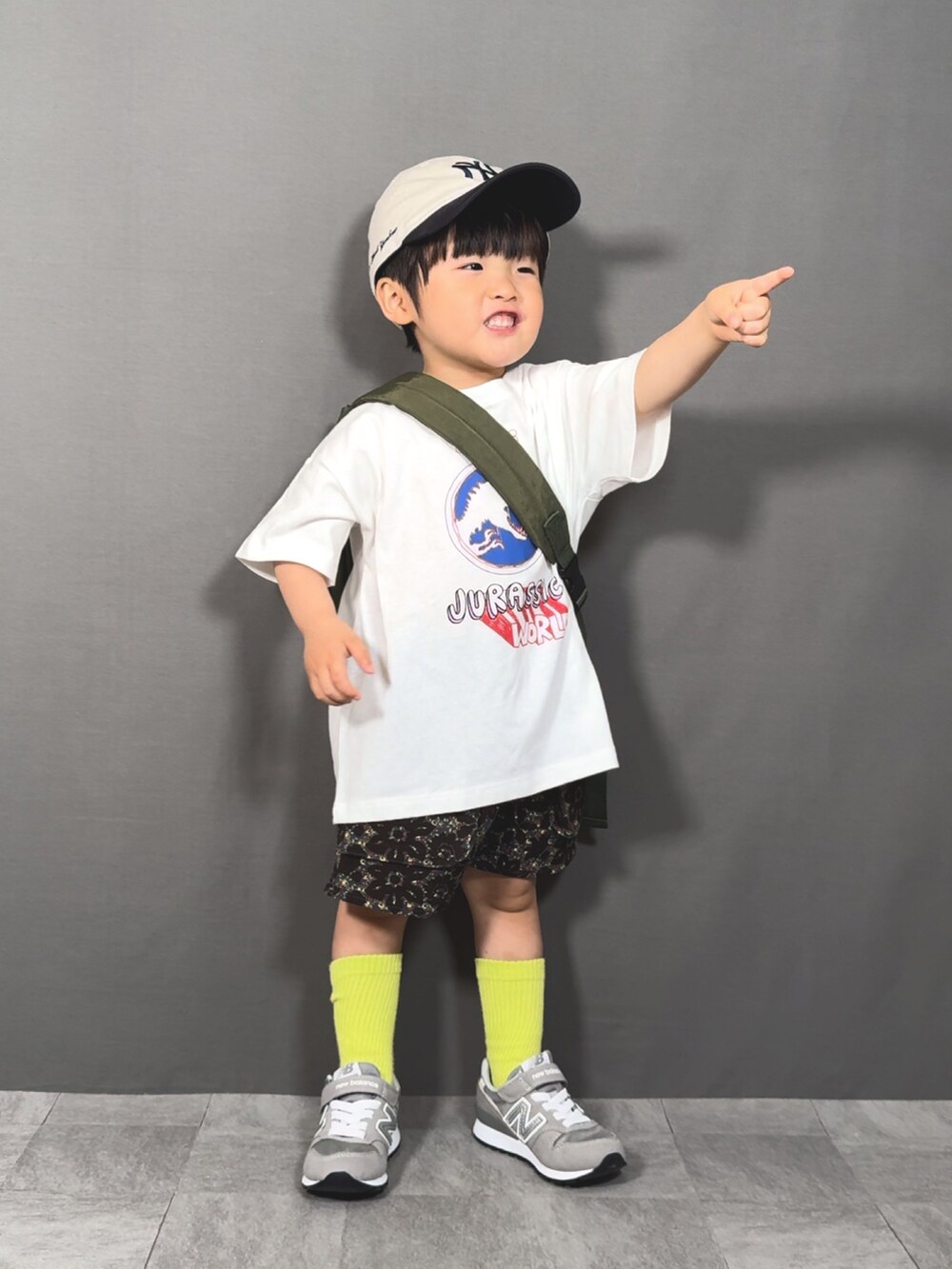ホワイト系のTシャツ/カットソー、ブラック系のその他パンツ、グリーン系のボディバッグ/ウエストポーチを着用したキッズの春コーディネートの3枚目の写真