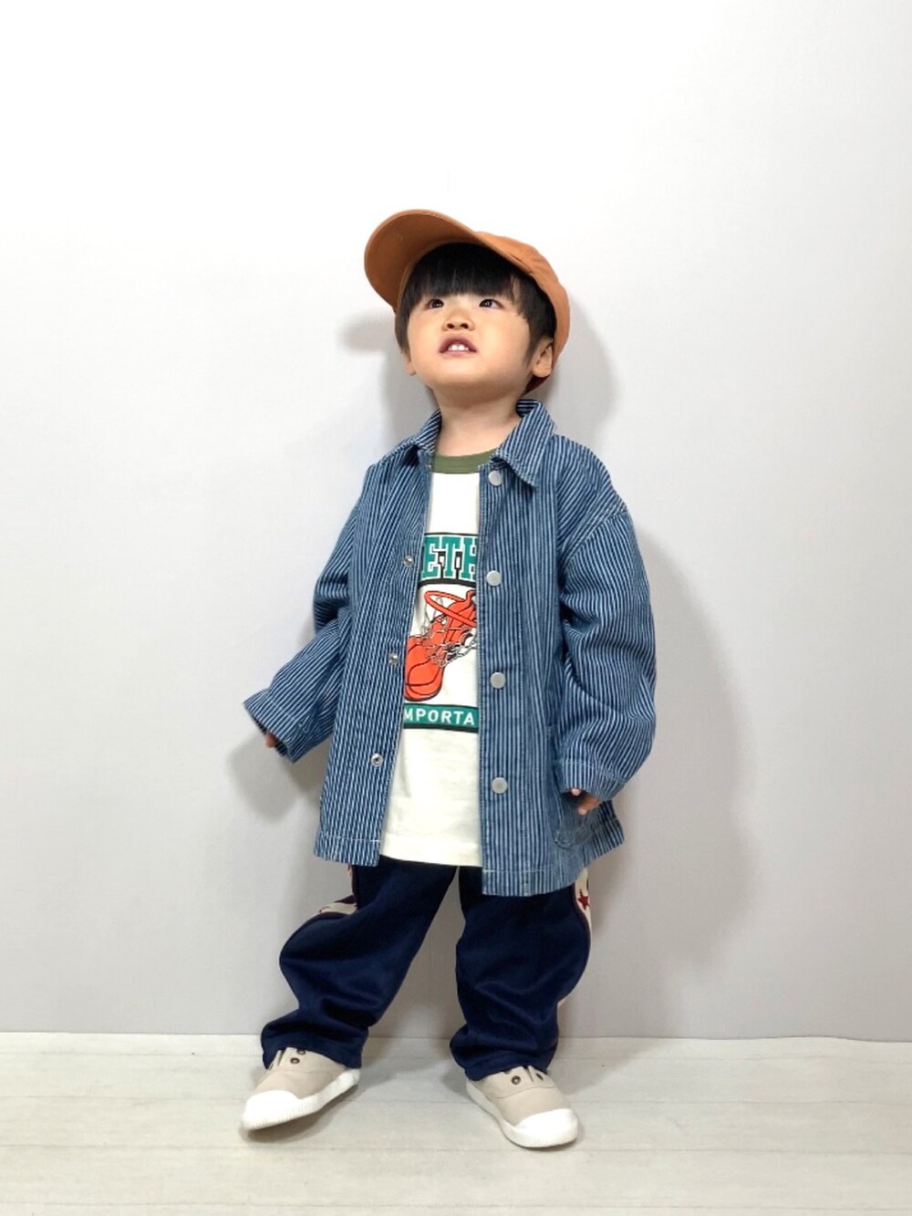 ブルー系のジャケット/アウター、グリーン系のTシャツ/カットソー、ブルー系のその他パンツを着用したキッズの春コーディネートの2枚目の写真