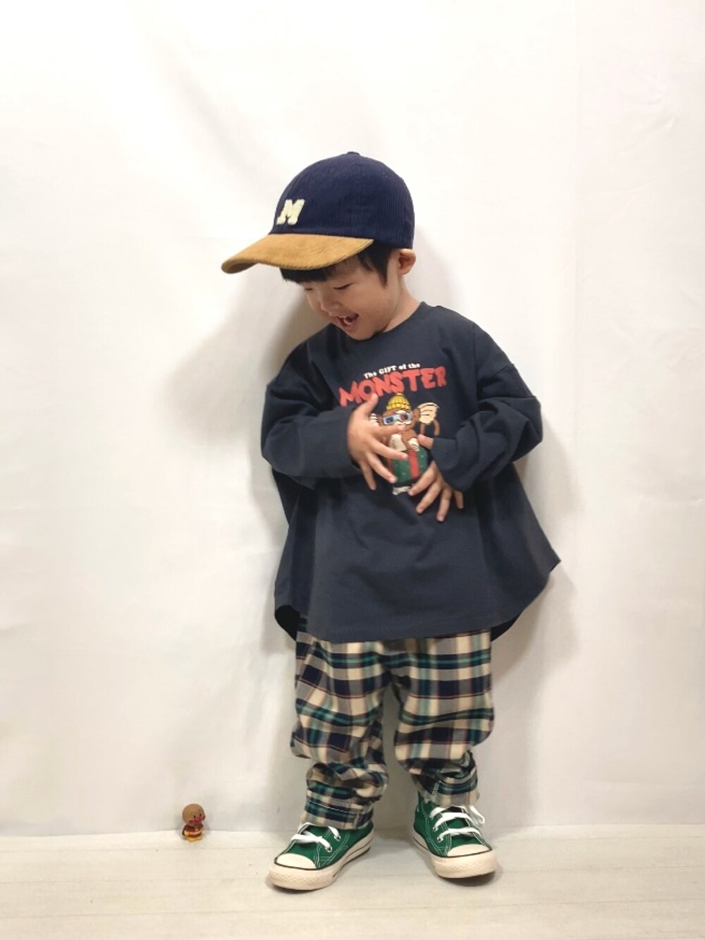 グレー系のトップス、ブルー系のその他パンツ、グリーン系のスニーカーを着用したキッズの秋コーディネートの2枚目の写真