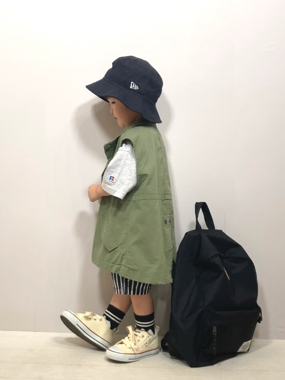 グレー系のTシャツ/カットソー、グリーン系のベスト、ブルー系のその他パンツを着用したキッズの夏コーディネートの5枚目の写真