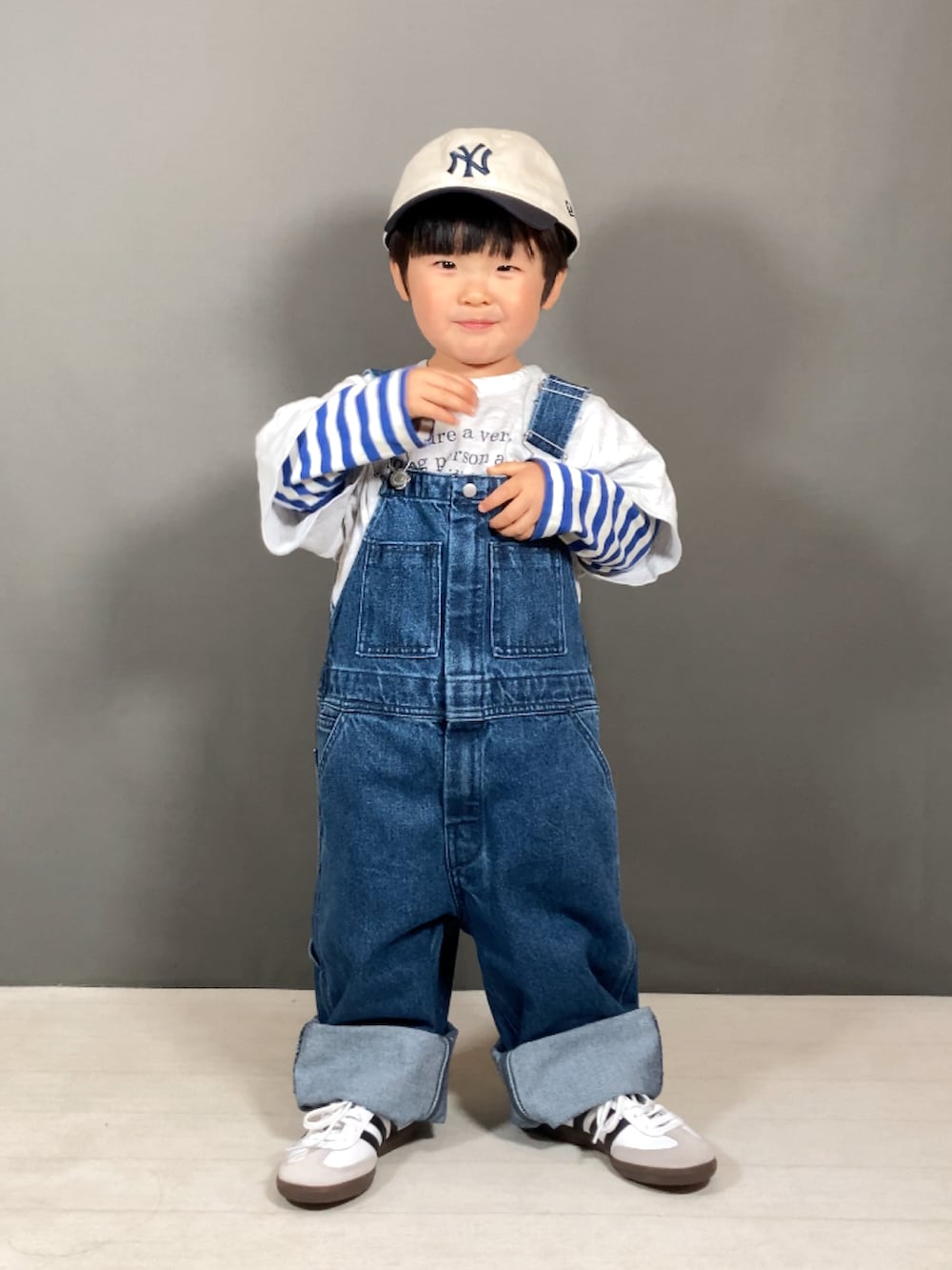 「レイヤードスタイル、ボーダー、サロペット、デニム、キャップ、スニーカー、韓国子供服、カジュアルコーデ、休日スタイル、お出かけコーデ、春コーデ、ロンT」｜「韓国子供服のアイテム（Tシャツ/カットソー、グレー系）」を使った、YU⭐︎さん（キッズ・90cm）の春コーディネートの4枚目の写真