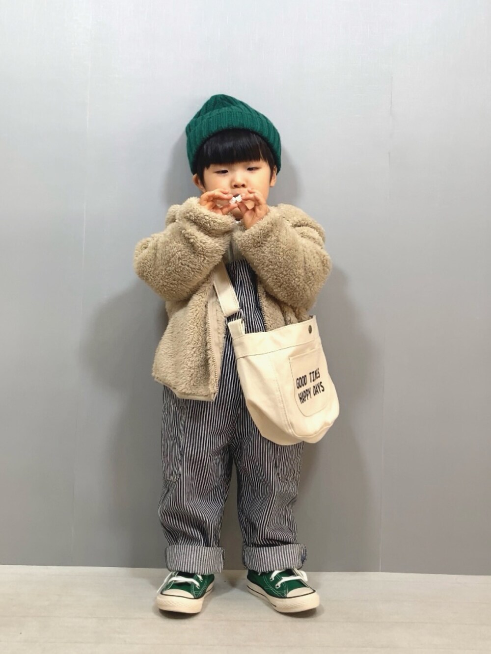 「サロペット、パーカー、フリース、ショルダーバッグ、ニット帽、スニーカー、レイヤードスタイル、デニム、デートコーデ、プチプラ、休日スタイル、お出かけコーデ、カジュアルコーデ、冬コーデ、淡色コーデ」|「pairmanonの【かぞくおそろい】ボアフリース フード 耳付き くま耳 羊耳 ファスナー パーカー(パーカー、ベージュ系)」を使った、YU⭐︎さん(キッズ・90cm)の冬コーディネートの5枚目の写真