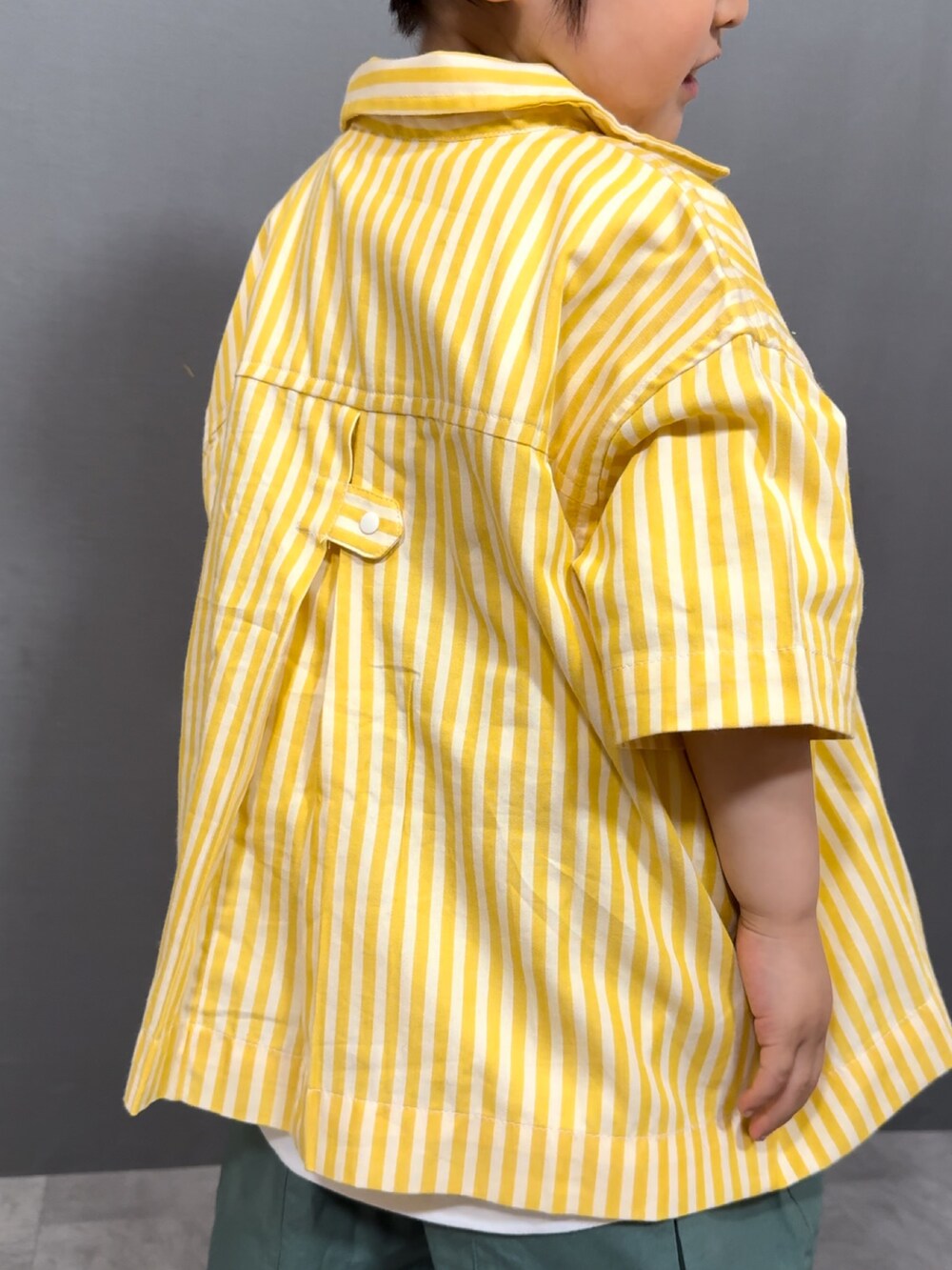 イエロー系のシャツ/ブラウス、ホワイト系のTシャツ/カットソー、グリーン系のその他パンツを着用したキッズの春コーディネートの5枚目の写真