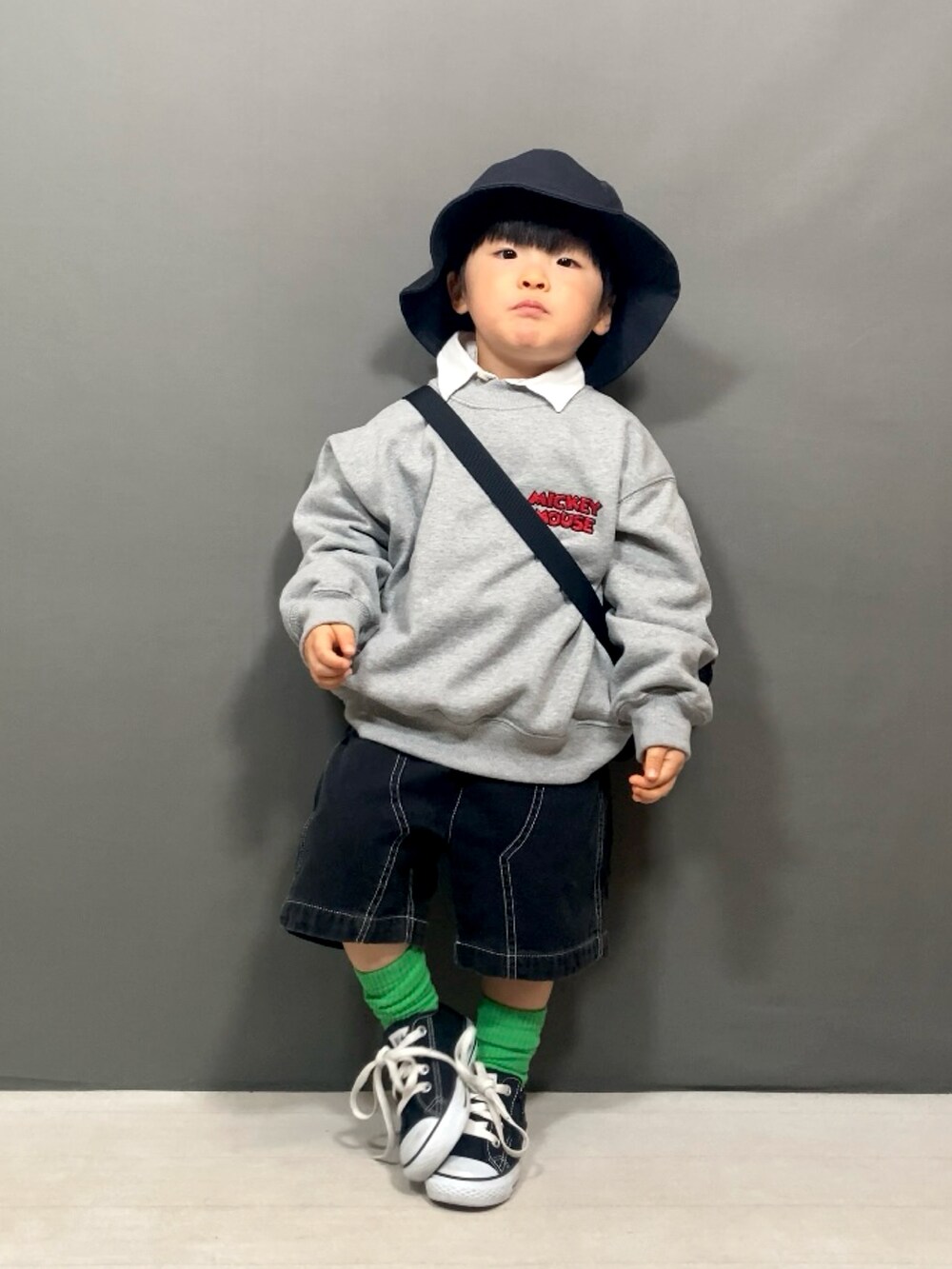 グレー系のスウェット、ホワイト系のシャツ/ブラウス、ブラック系のその他パンツを着用したキッズの冬コーディネートの3枚目の写真