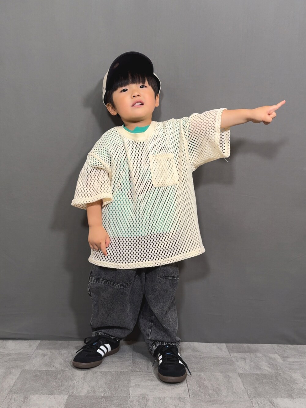 「夏だ!Tシャツ着よう!、きれいめカジュアル、プチプラ、フェスコーデ、さらっと晴れやかスナップ、デニム、キャップ、スニーカー、カジュアルコーデ、夏コーデ、ロゴT、ストリート、モノトーン、レイヤードスタイル、スポーツミックス」|「PAIRMANON STREETの【PAIRMANON STREET】半袖 メッシュ トップス Tシャツ(Tシャツ/カットソー、ホワイト系)」を使った、YU⭐︎さん(キッズ・90cm)の夏コーディネートの4枚目の写真