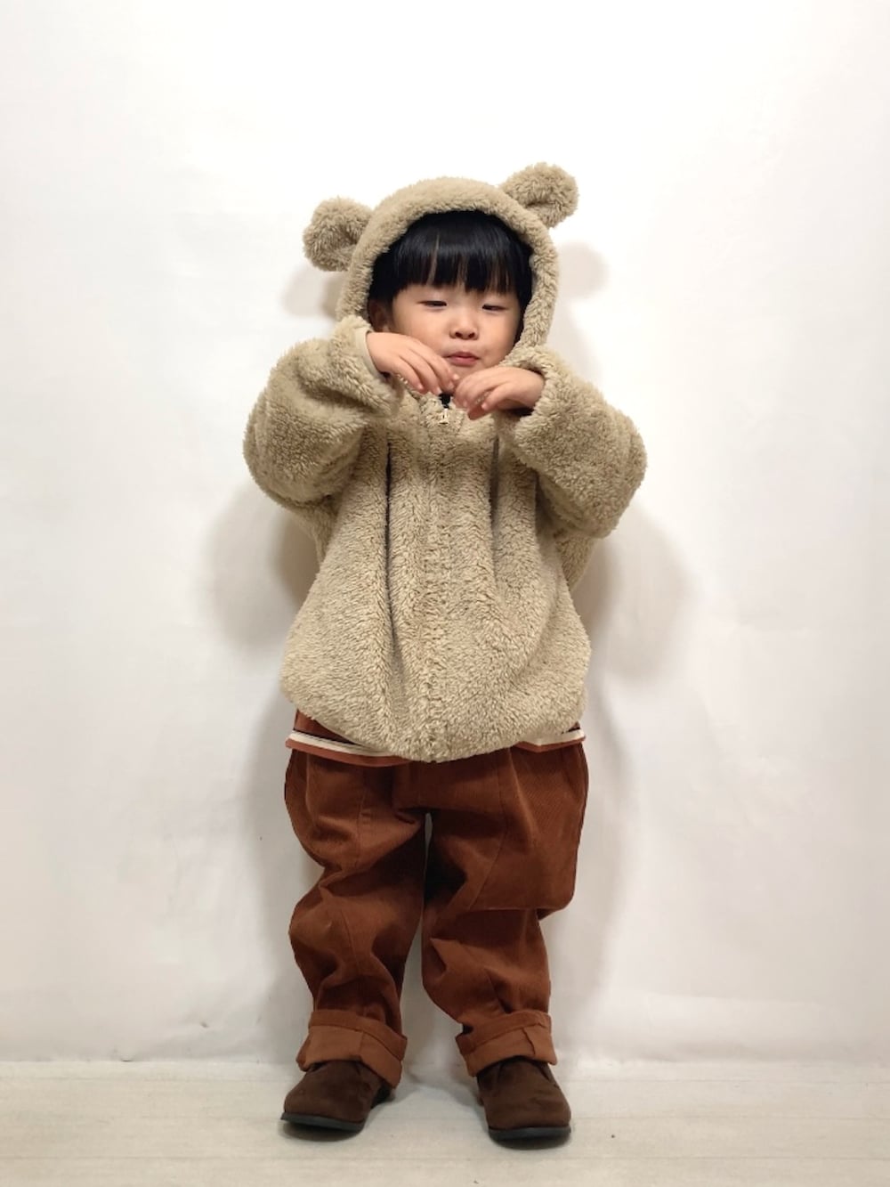 「レイヤードスタイル、パーカー、ブラウン、ブーツ、コーデュロイ、プチプラ、ビッグシルエット、ハロウィン、お出かけコーデ、休日スタイル、ロンT、秋コーデ、韓国子供服、カジュアルコーデ」｜「pairmanonの【かぞくおそろい】ボアフリース フード 耳付き くま耳 羊耳 ファスナー パーカー（パーカー、ベージュ系）」を使った、YU⭐︎さん（キッズ・90cm）の秋コーディネートの5枚目の写真
